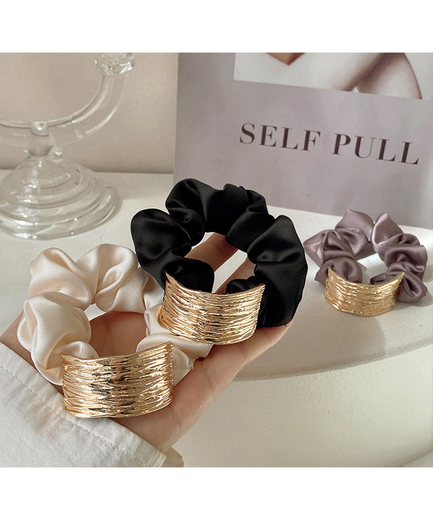 メタリック プレート付き サテン調 シュシュ ゴム