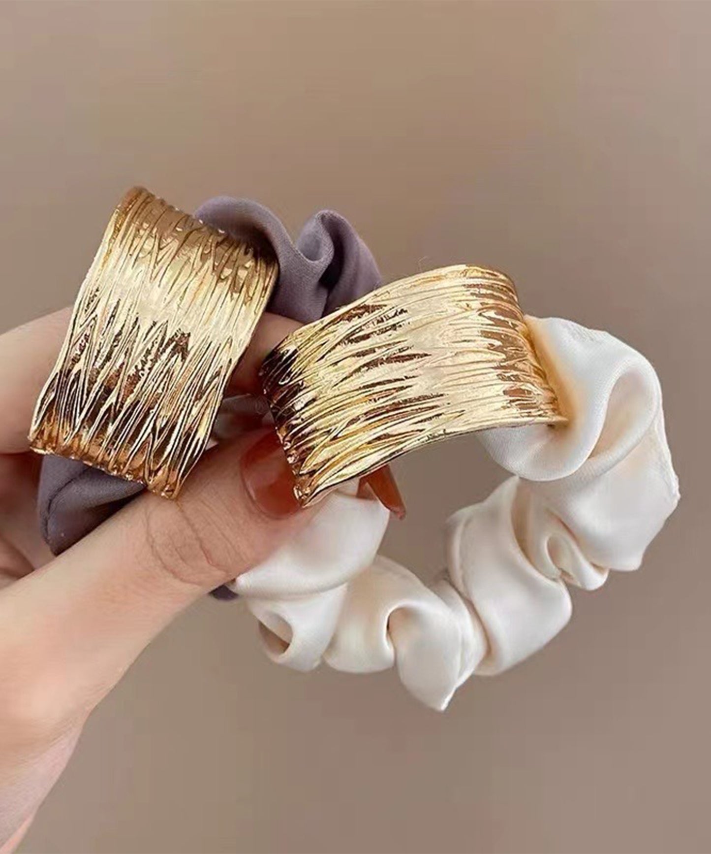 メタリック プレート付き サテン調 シュシュ ゴム