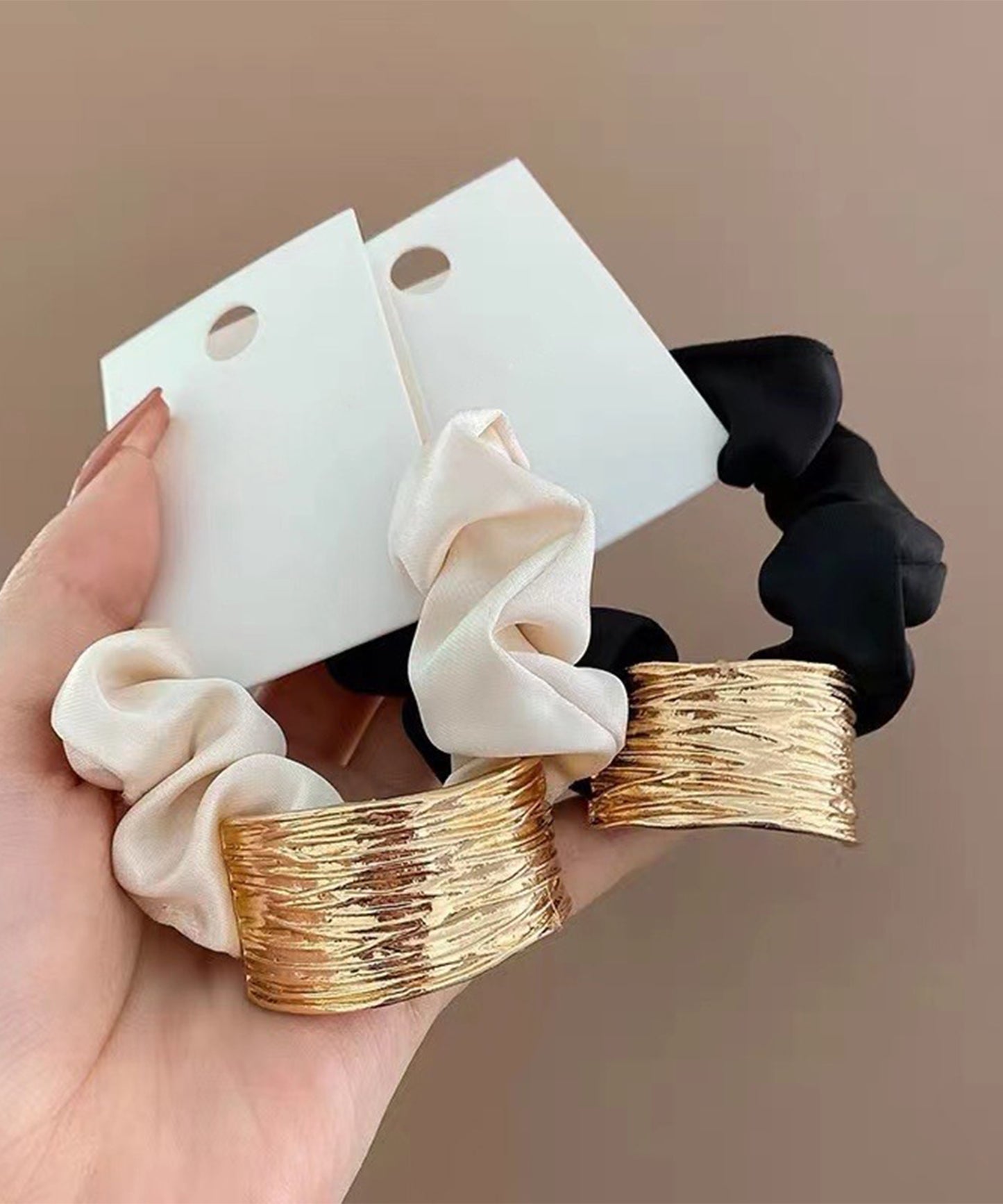 メタリック プレート付き サテン調 シュシュ ゴム