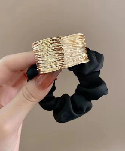 メタリック プレート付き サテン調 シュシュ ゴム