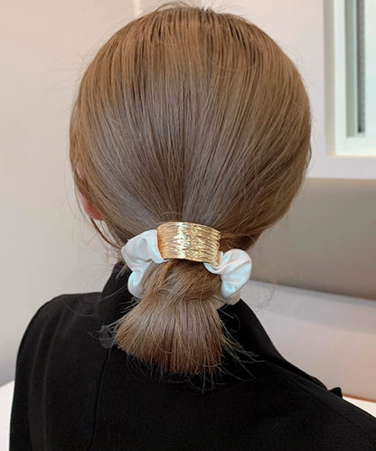 メタリック プレート付き サテン調 シュシュ ゴム