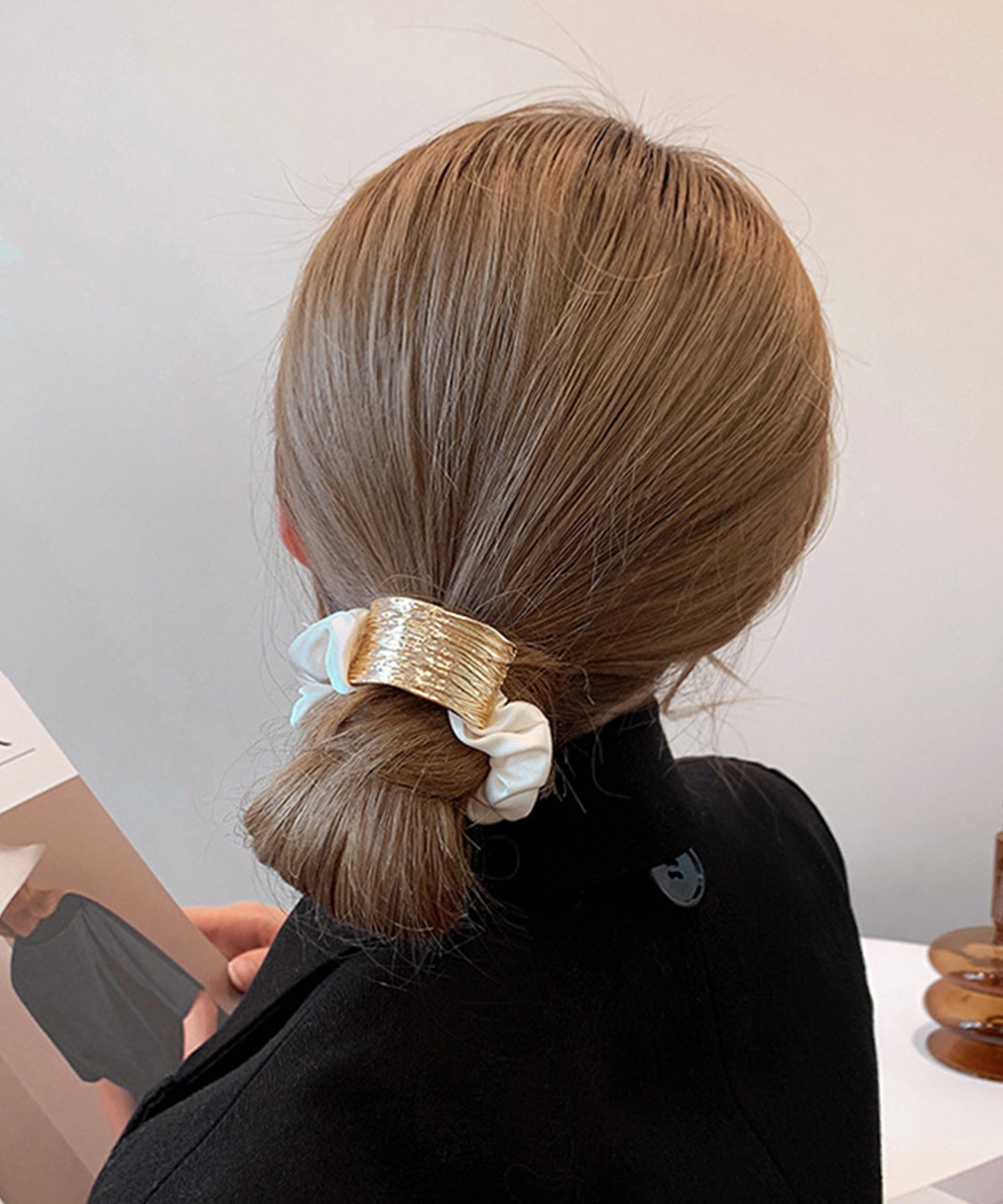 メタリック プレート付き サテン調 シュシュ ゴム