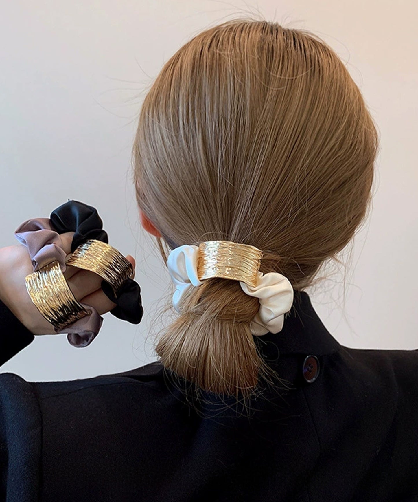 メタリック プレート付き サテン調 シュシュ ゴム