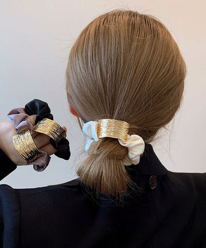 メタリック プレート付き サテン調 シュシュ ゴム