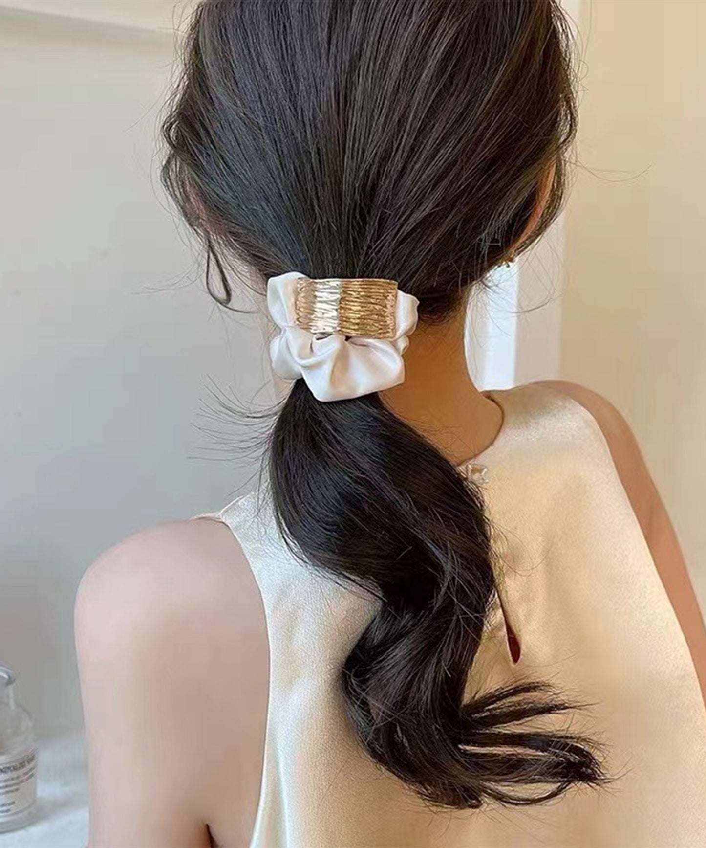 メタリック プレート付き サテン調 シュシュ ゴム