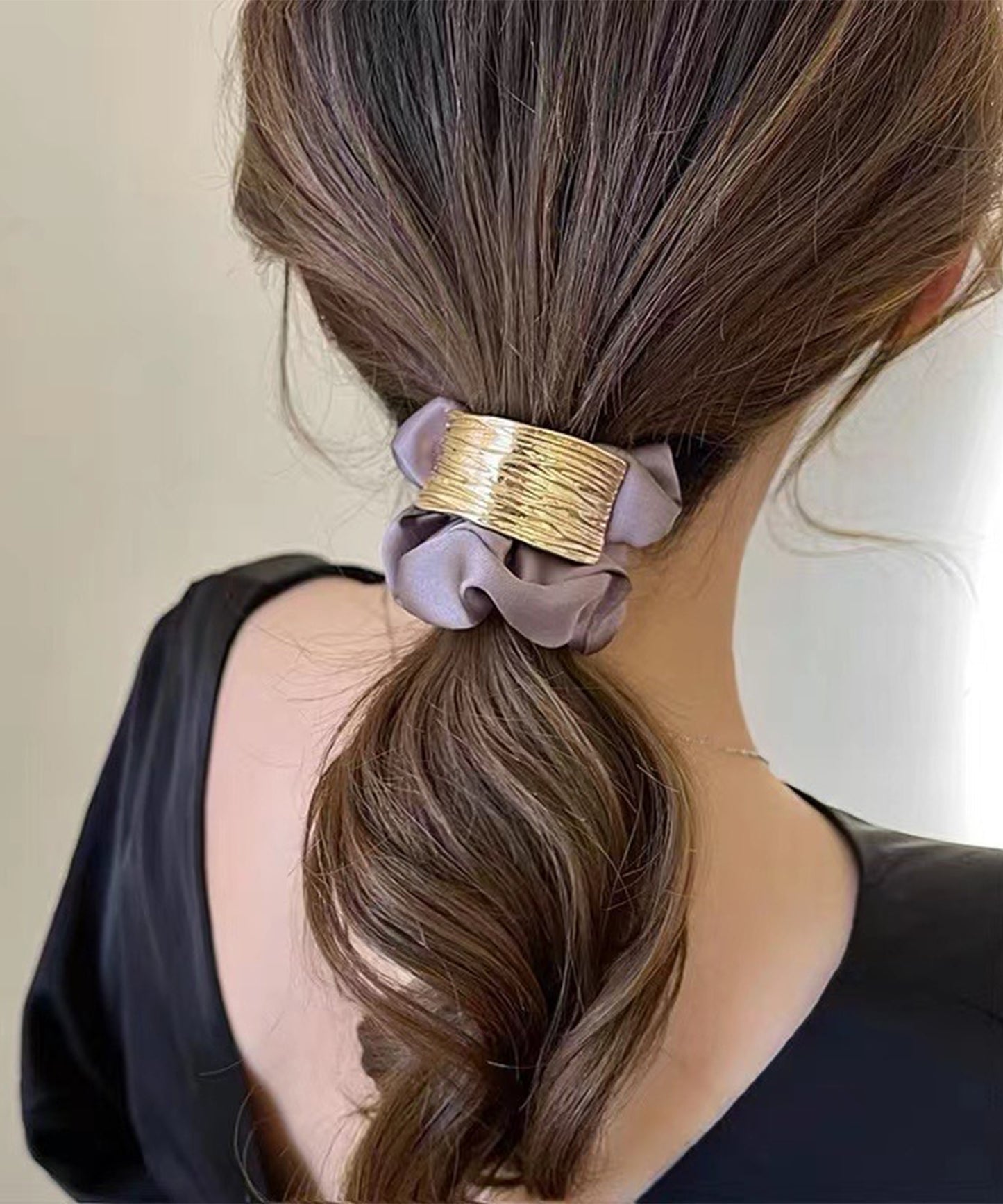 メタリック プレート付き サテン調 シュシュ ゴム