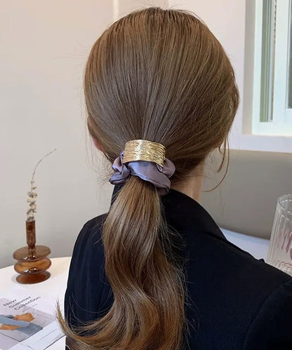 メタリック プレート付き サテン調 シュシュ ゴム