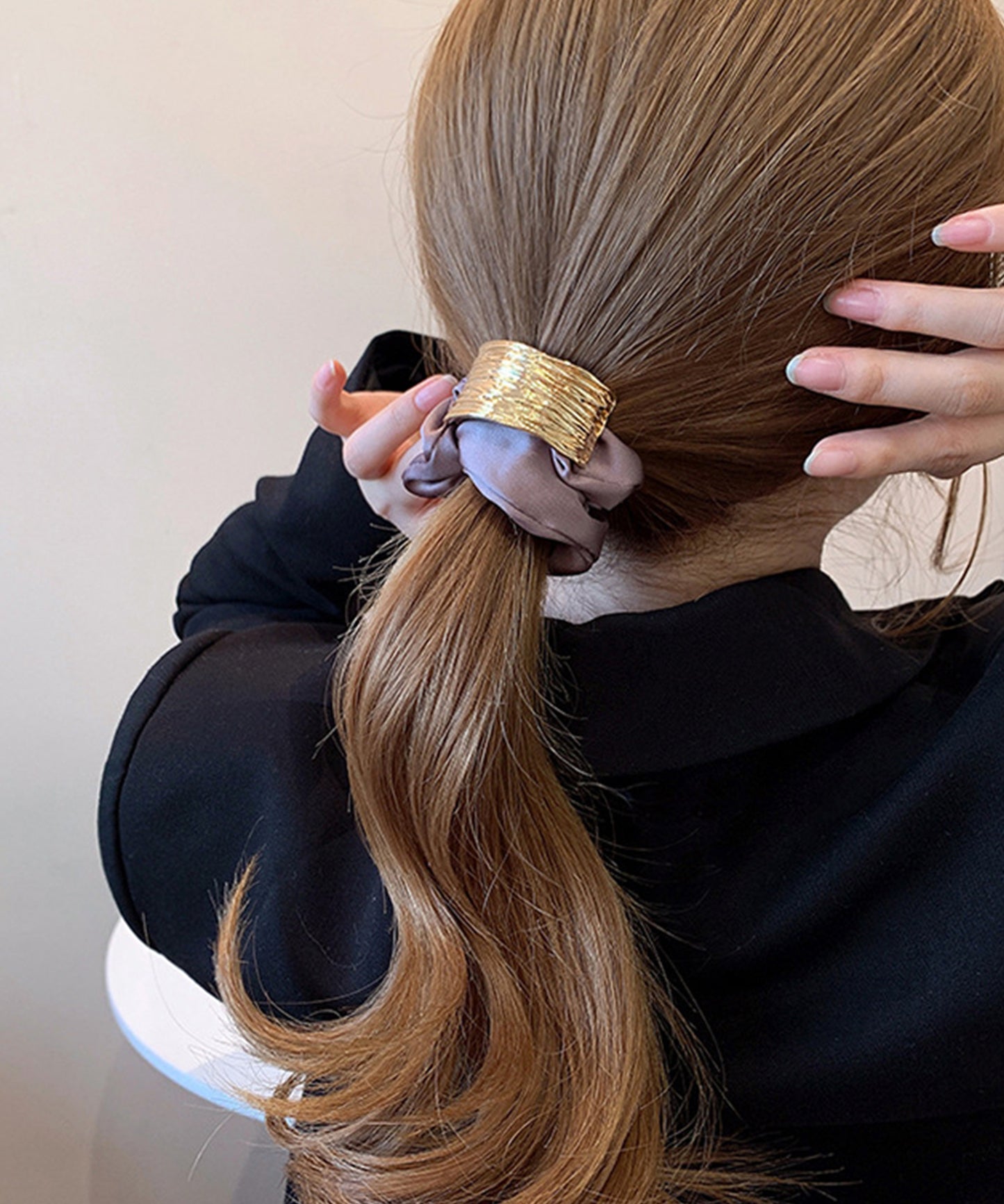 メタリック プレート付き サテン調 シュシュ ゴム