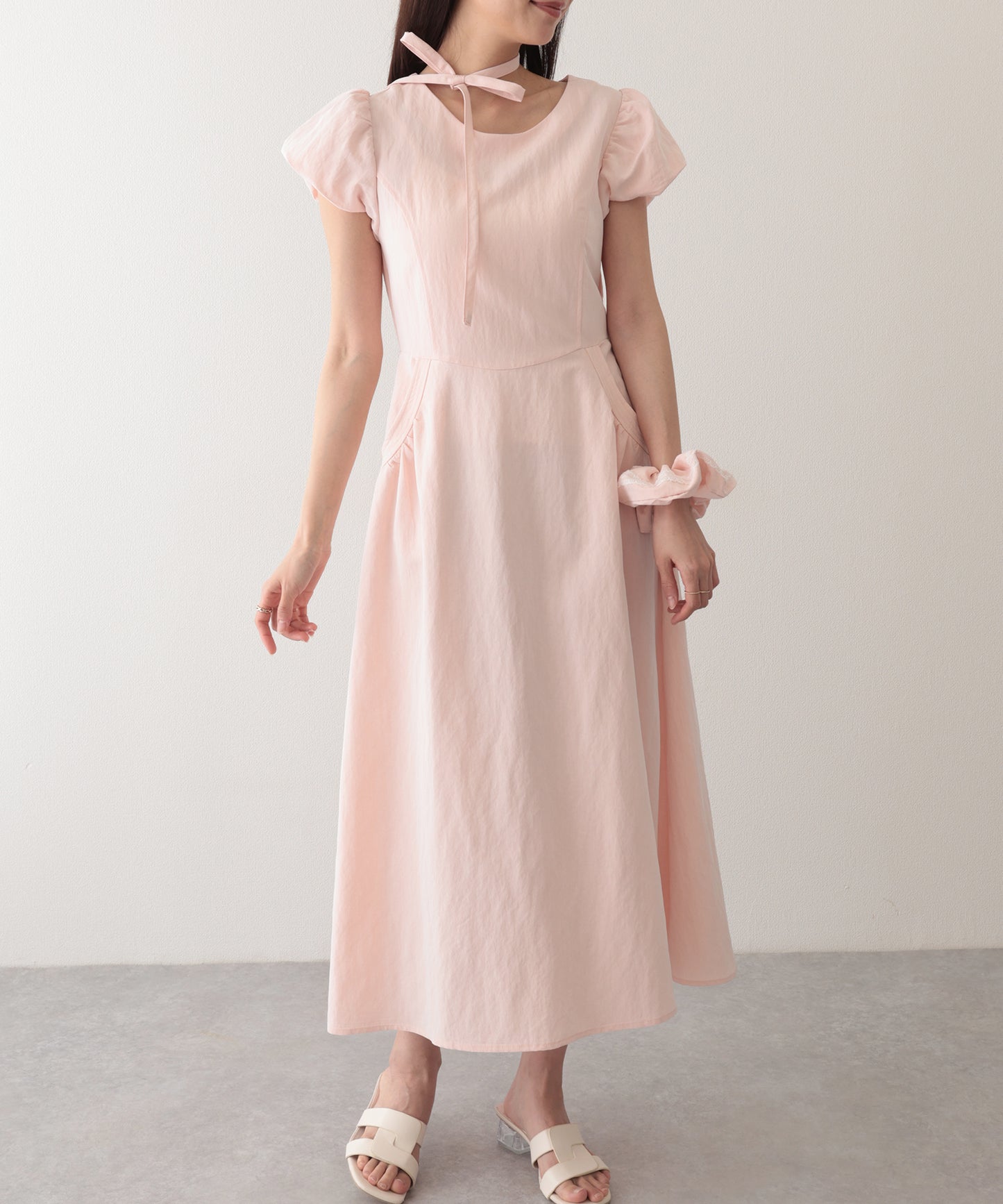 チョーカー付き クルーネック パフスリーブ ギャザー ロング ワンピース