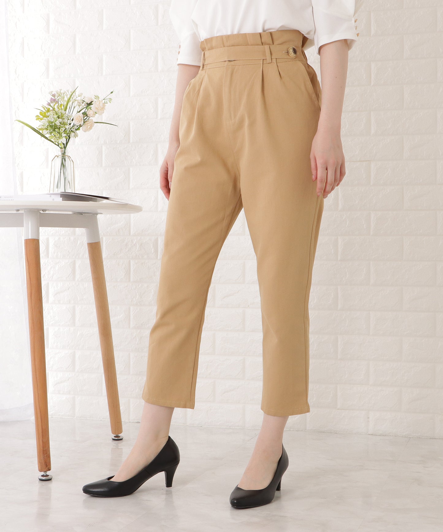 ハイウエストベルト付きクロップドパンツ