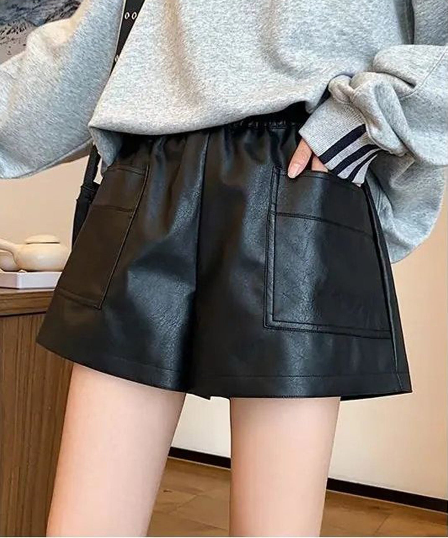 ポケット付き ウエストゴム レザー調 ショート パンツ