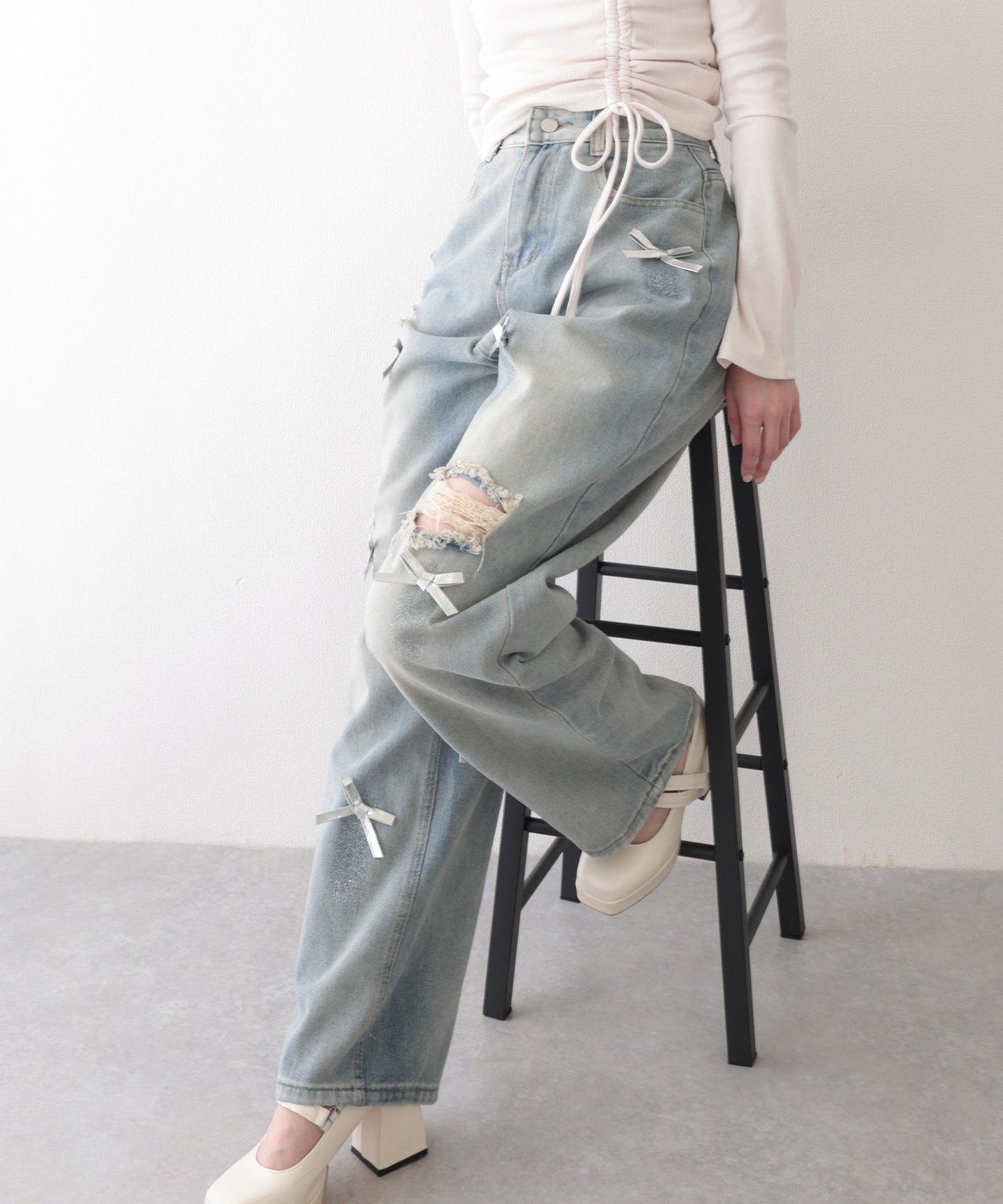 ウォッシュ加工 ダメージ リボン付き ハイウエスト デニムパンツ
