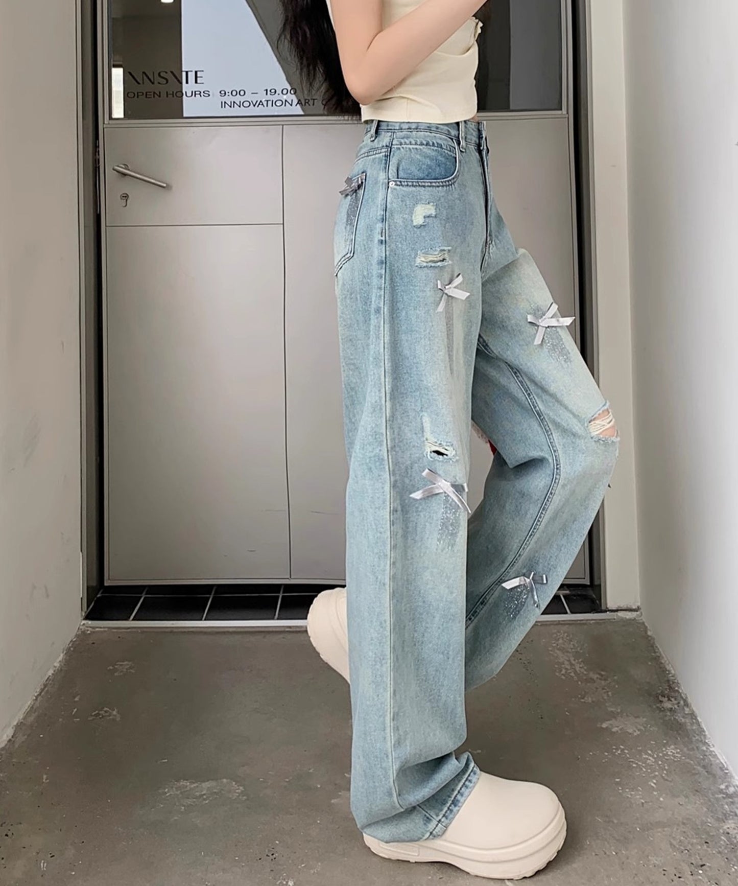 ウォッシュ加工 ダメージ リボン付き ハイウエスト デニムパンツ