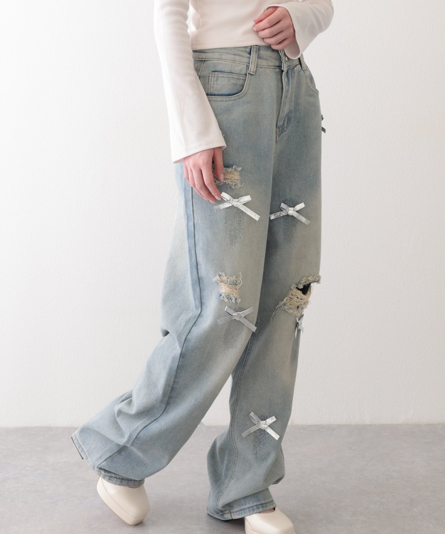 ウォッシュ加工 ダメージ リボン付き ハイウエスト デニムパンツ