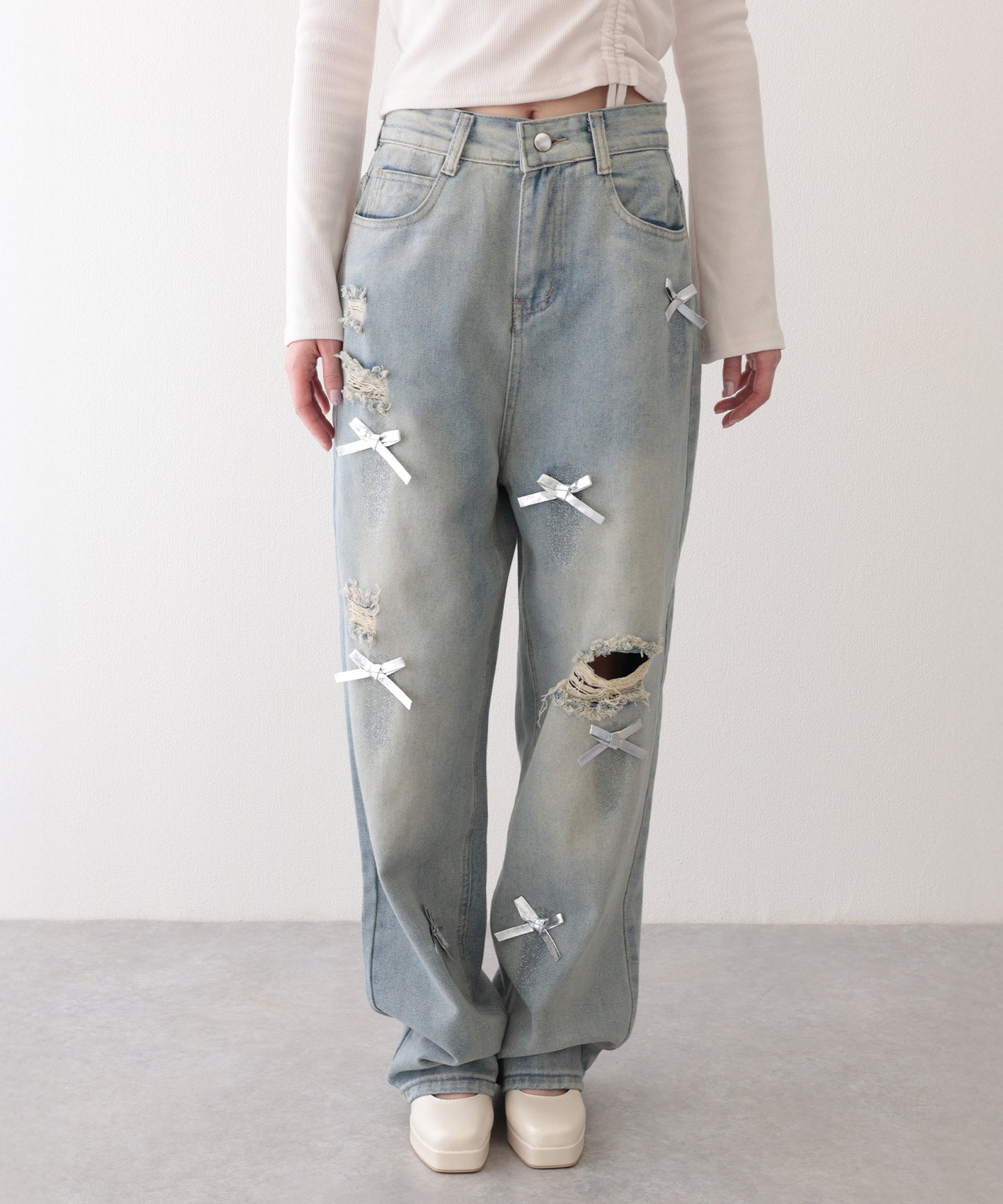 ウォッシュ加工 ダメージ リボン付き ハイウエスト デニムパンツ