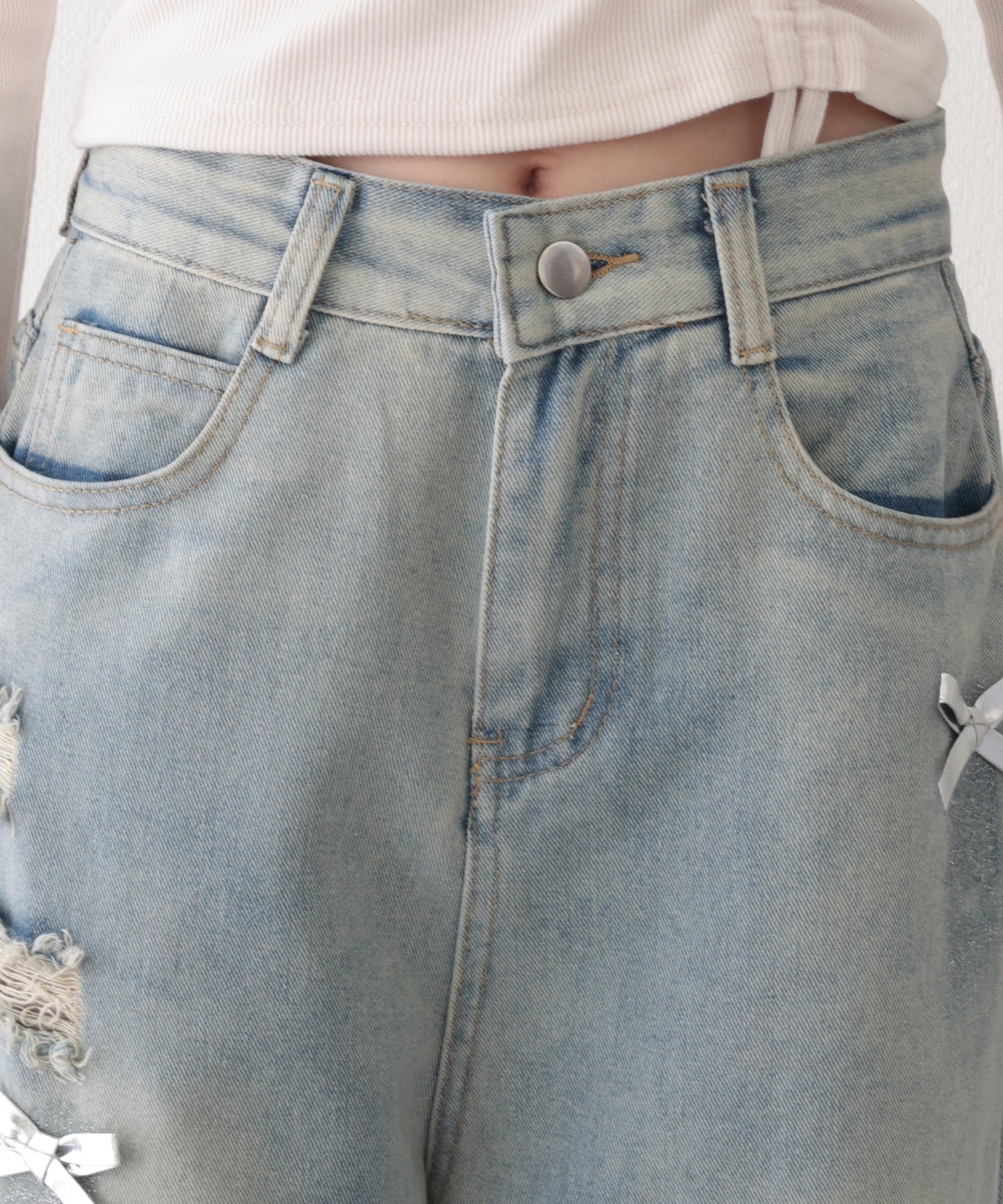 ウォッシュ加工 ダメージ リボン付き ハイウエスト デニムパンツ
