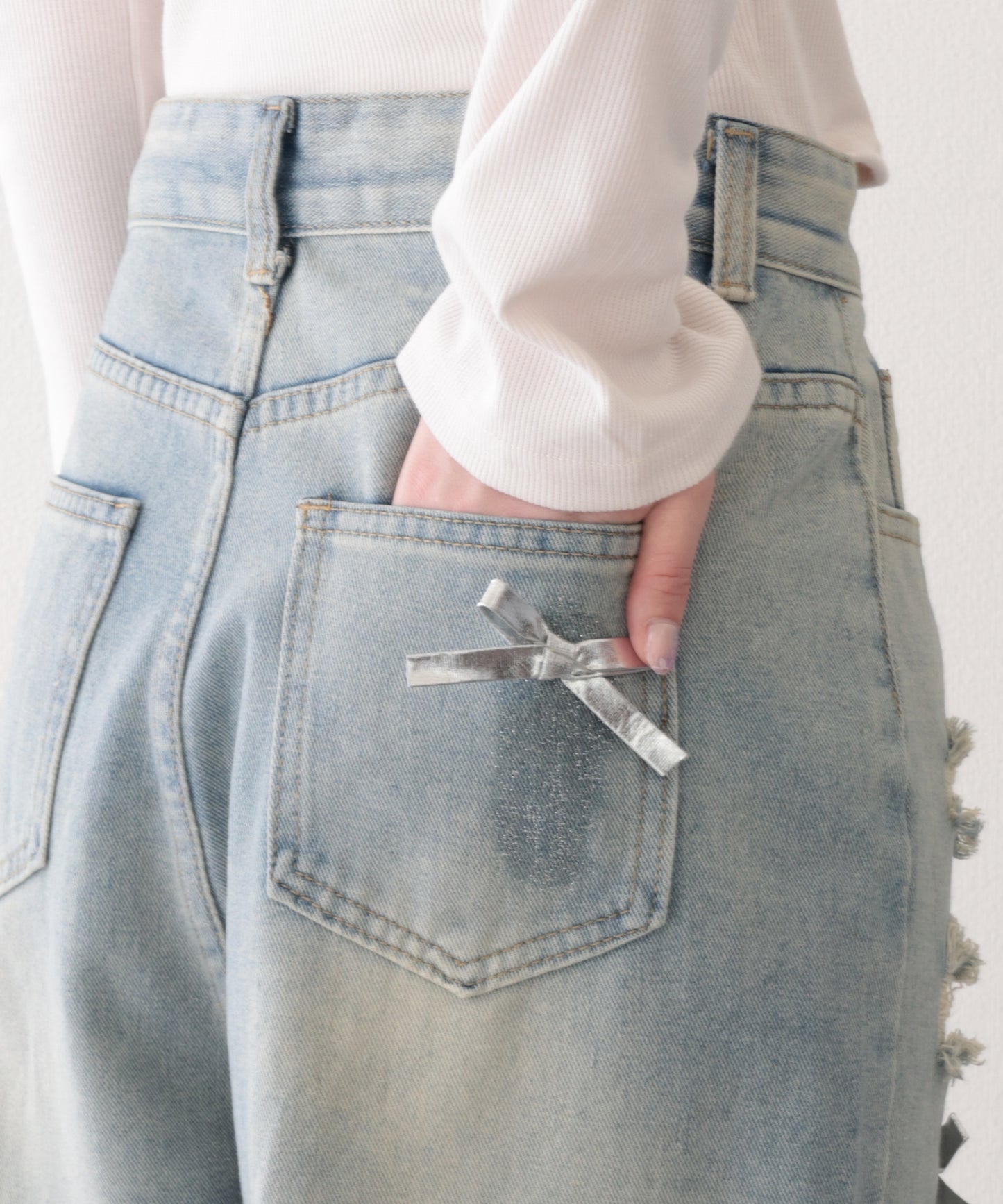 ウォッシュ加工 ダメージ リボン付き ハイウエスト デニムパンツ