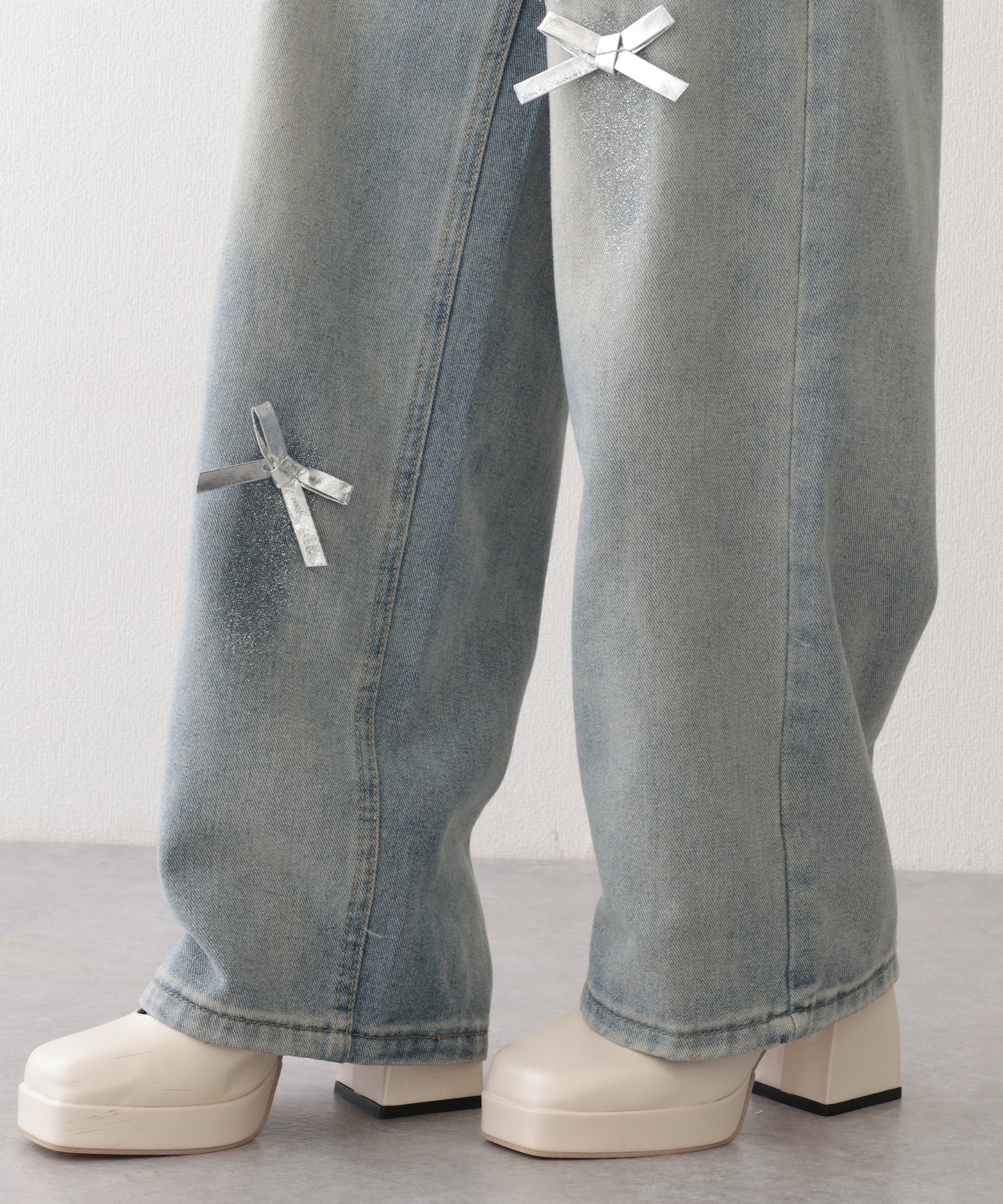 ウォッシュ加工 ダメージ リボン付き ハイウエスト デニムパンツ