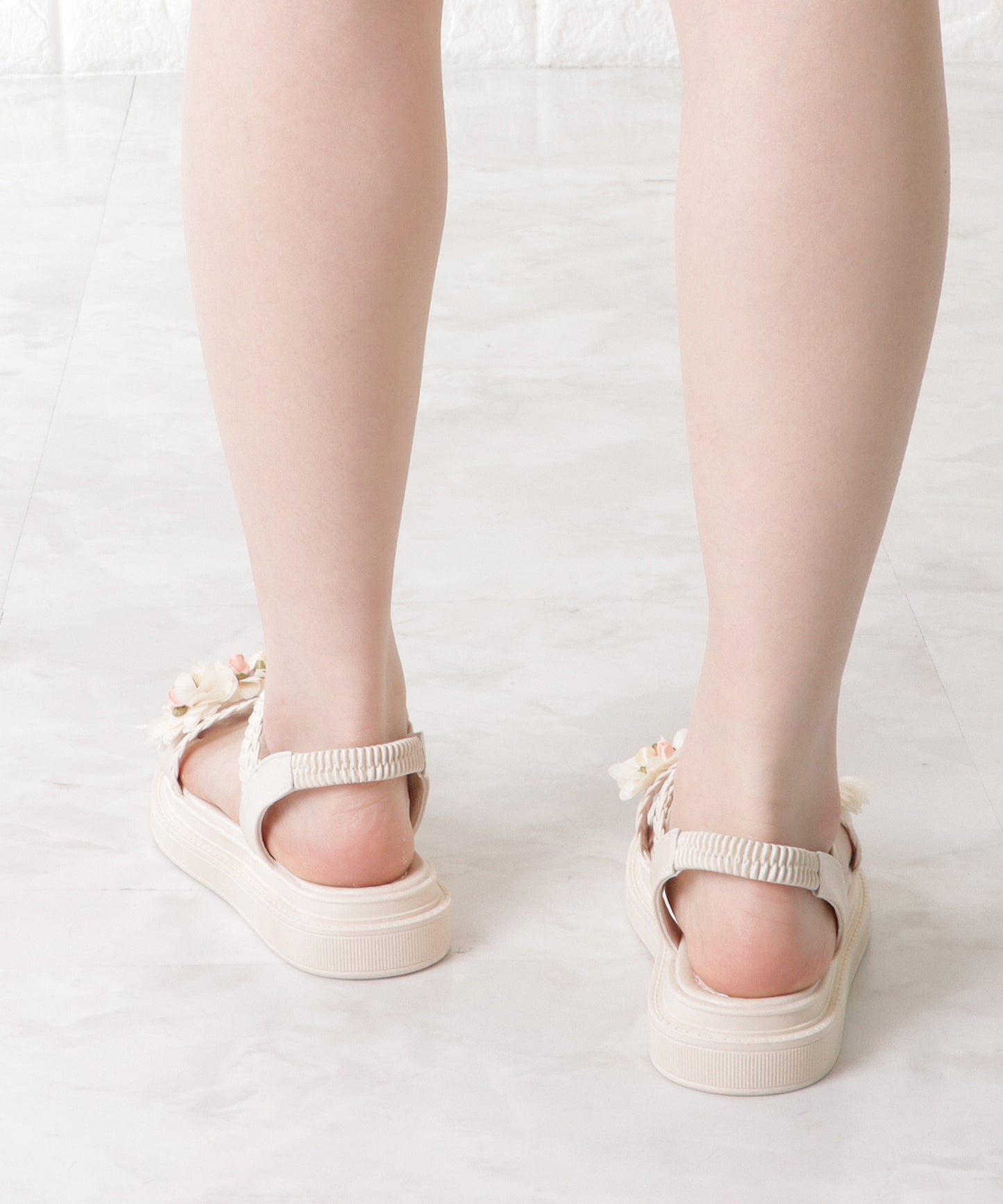 花モチーフ付き編みストラップサンダル