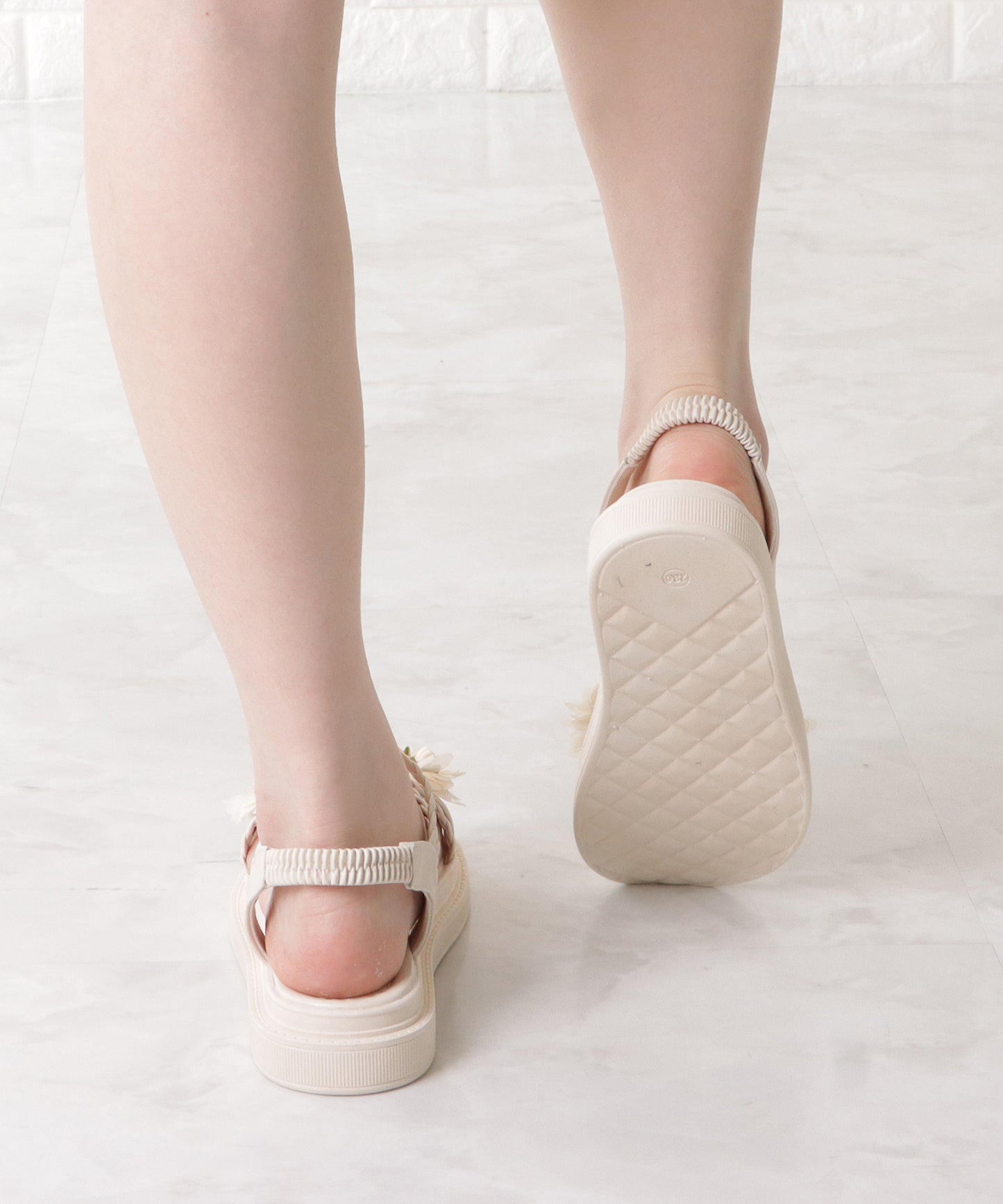 花モチーフ付き編みストラップサンダル