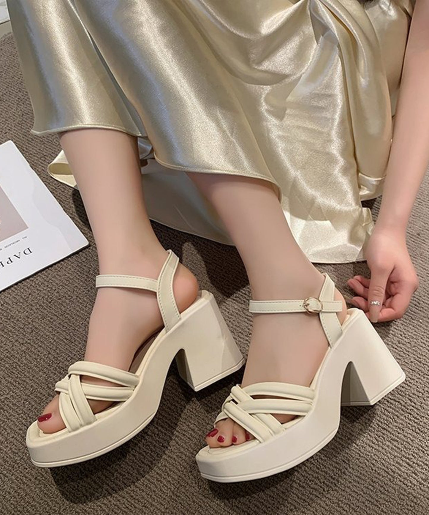 レザー調 クロス ストラップ プラットフォーム 厚底 太ヒール サンダル
