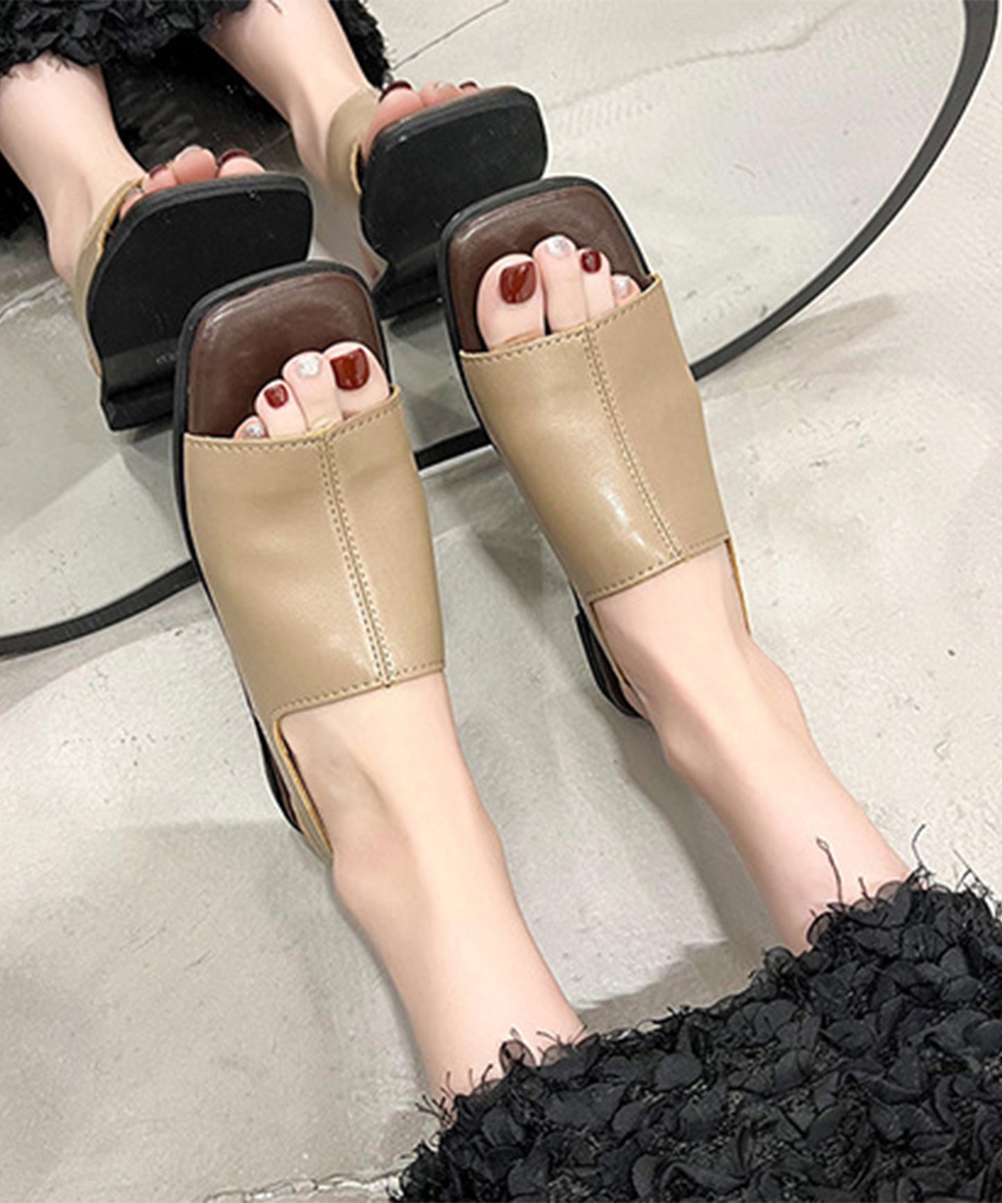 スクエアトゥ フロントステッチ バックストラップ付き フラット サンダル