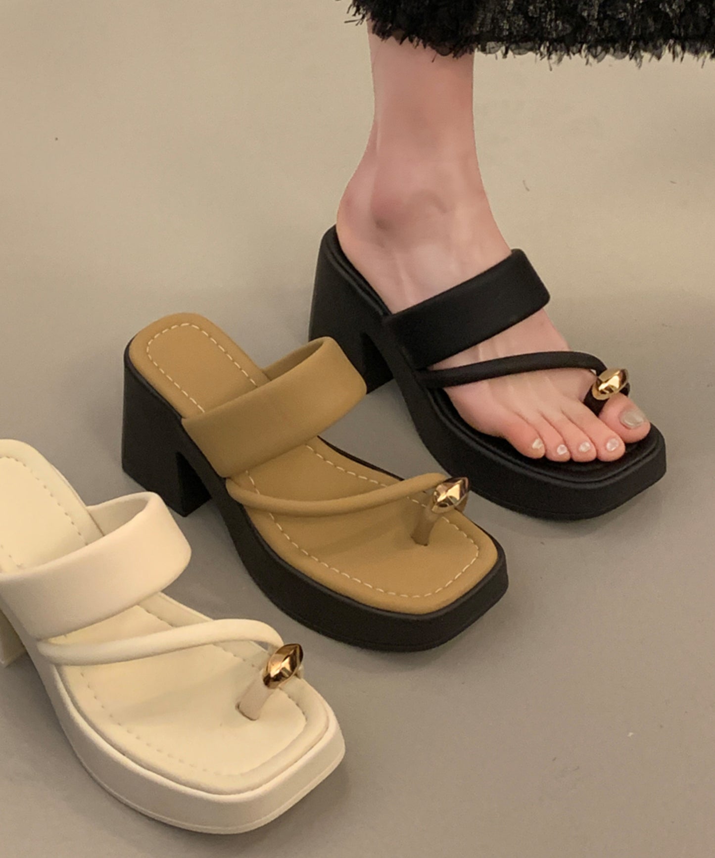 ゴールドメタル スクエアトゥ 親指トング 厚底 サンダル