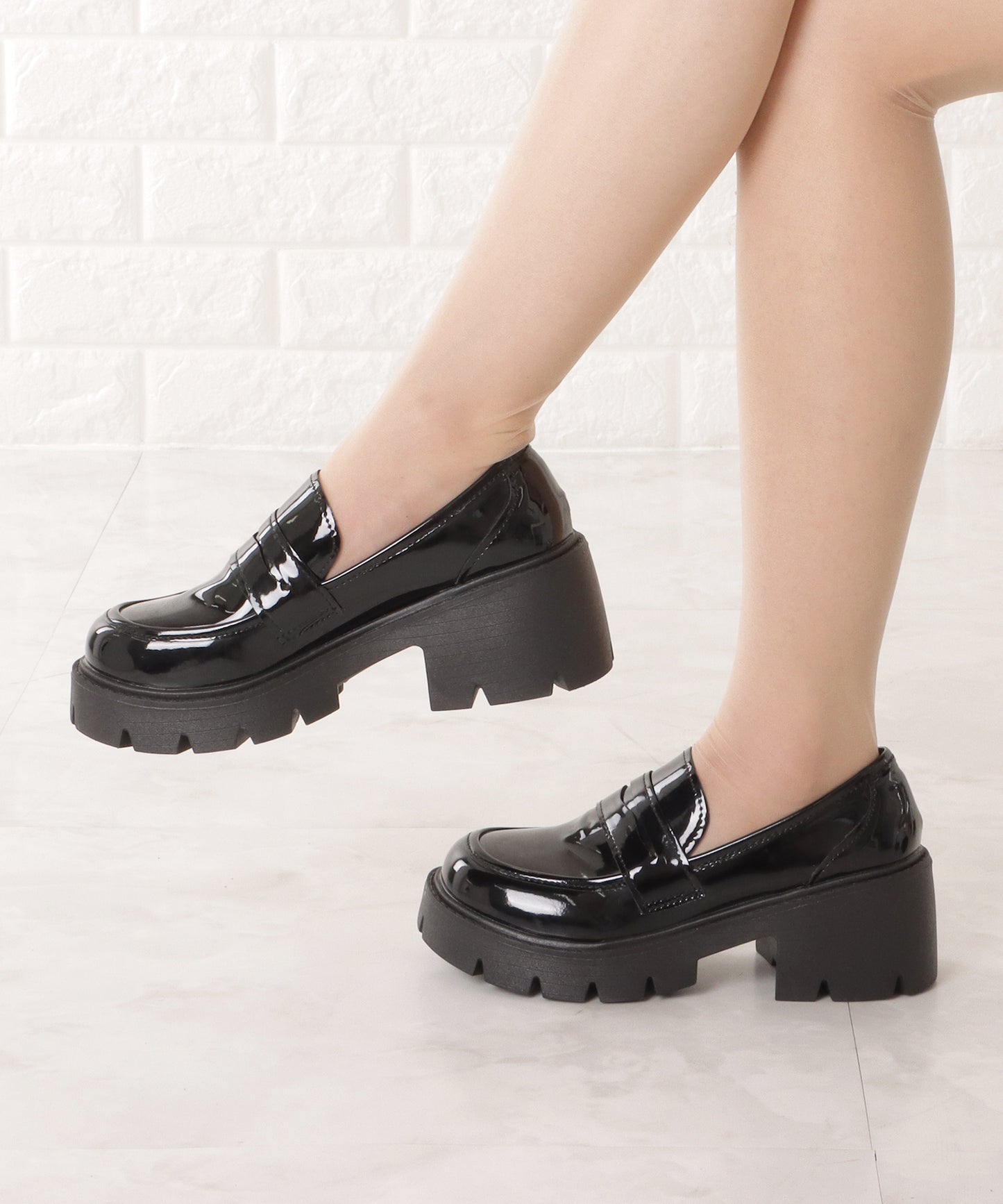 厚底エナメルローファー