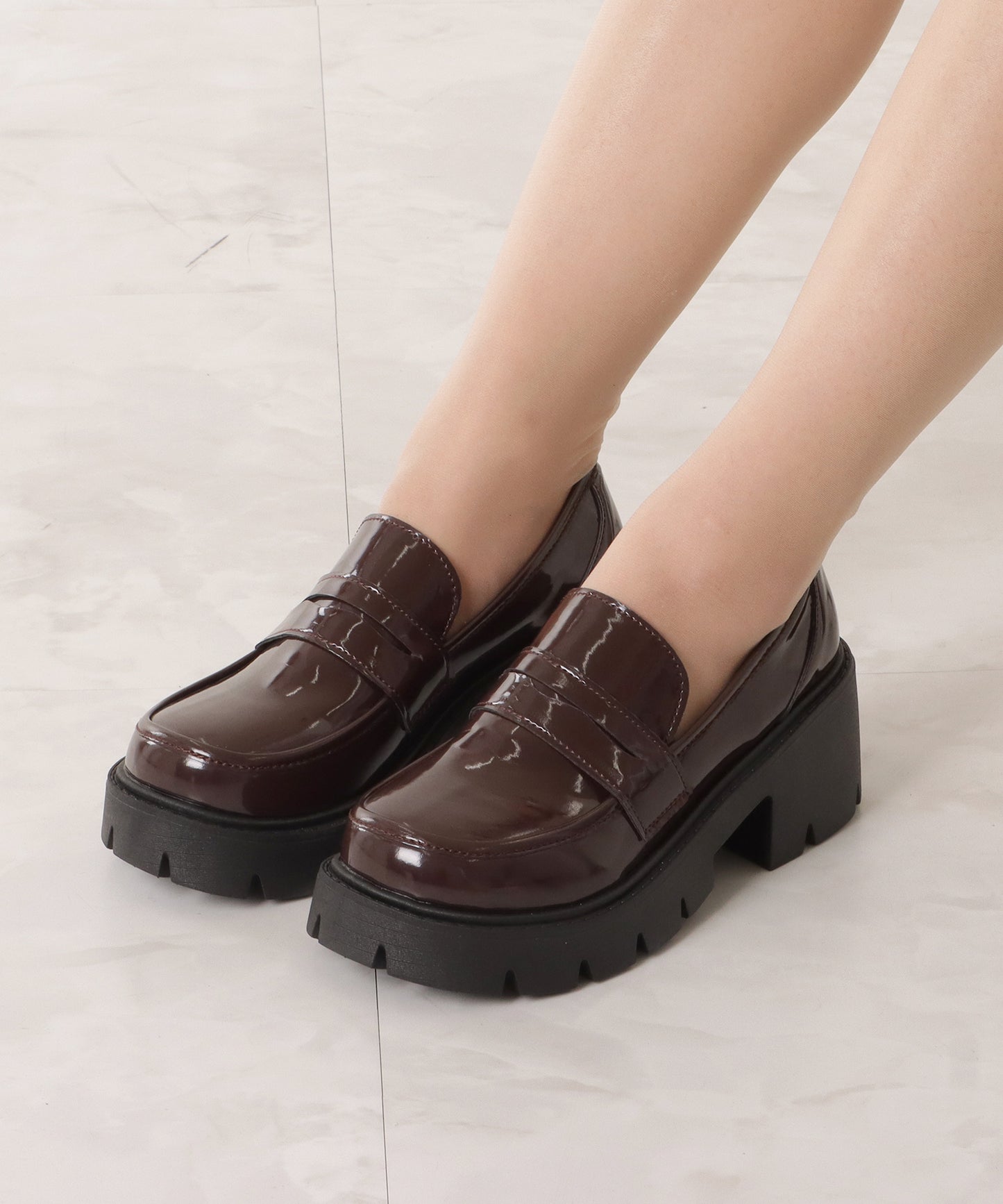 厚底エナメルローファー