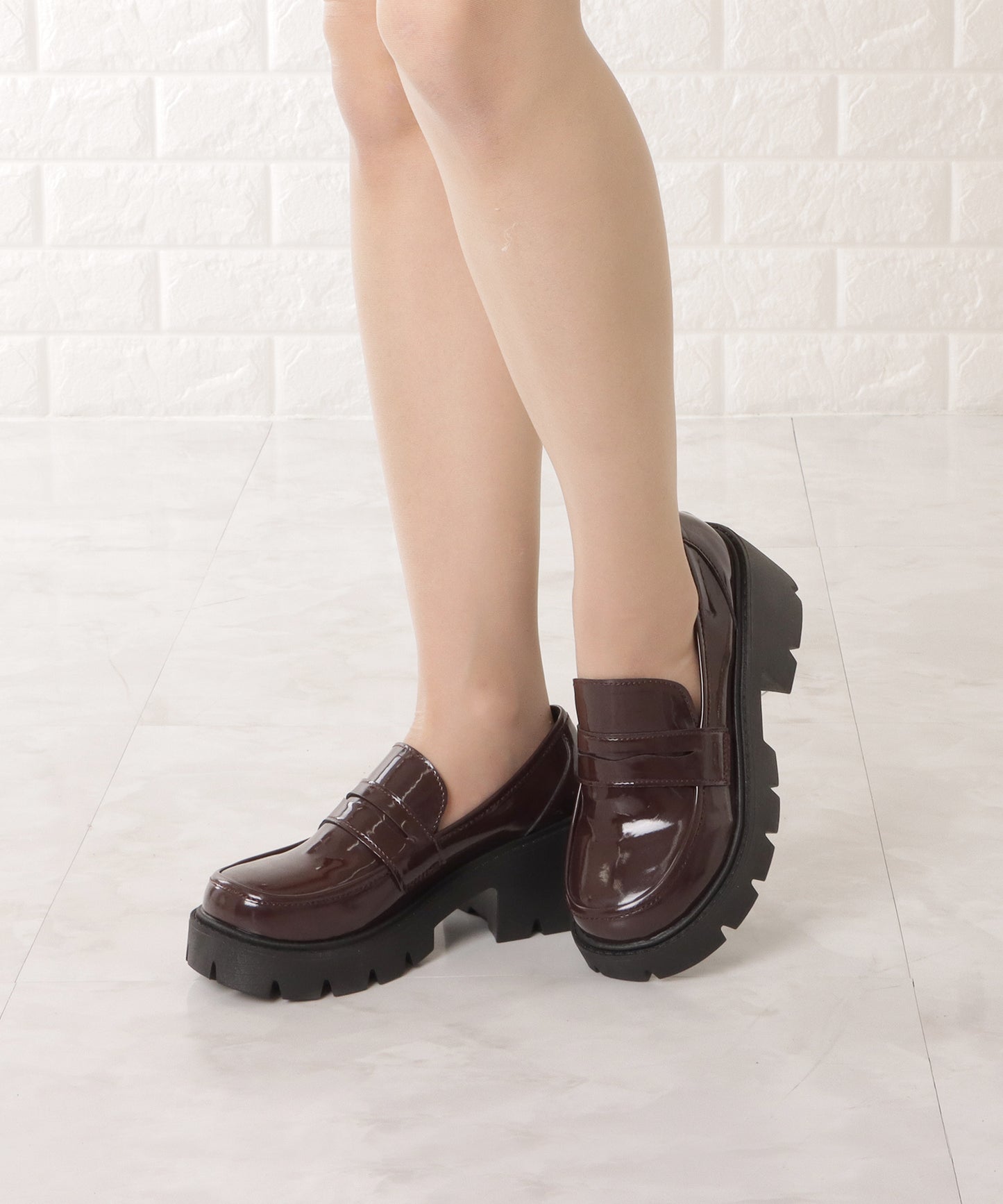 厚底エナメルローファー