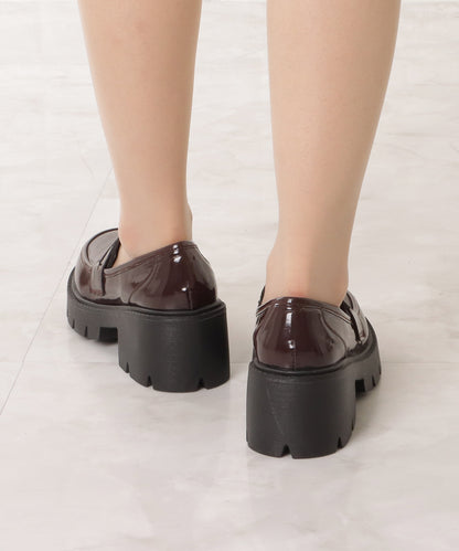 厚底エナメルローファー
