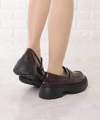 厚底エナメルコインローファー