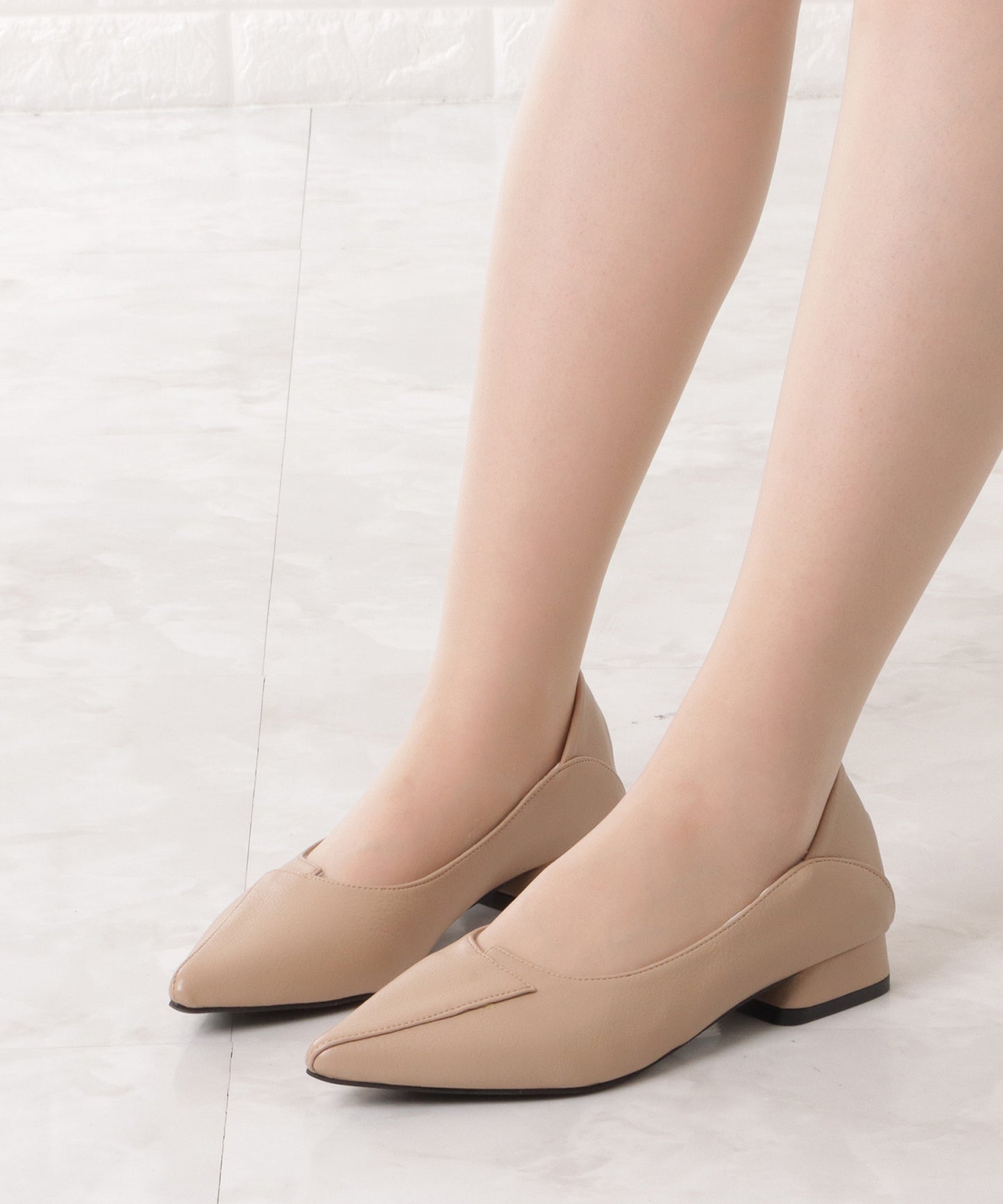 レザー調レイヤードローヒールパンプス