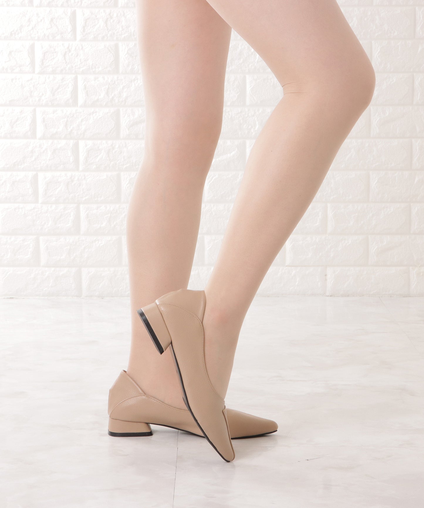 レザー調レイヤードローヒールパンプス