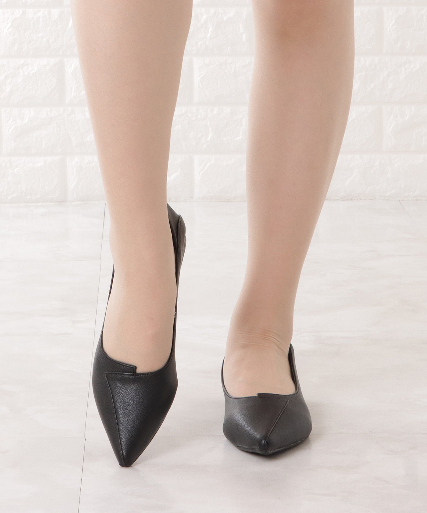 レザー調レイヤードローヒールパンプス
