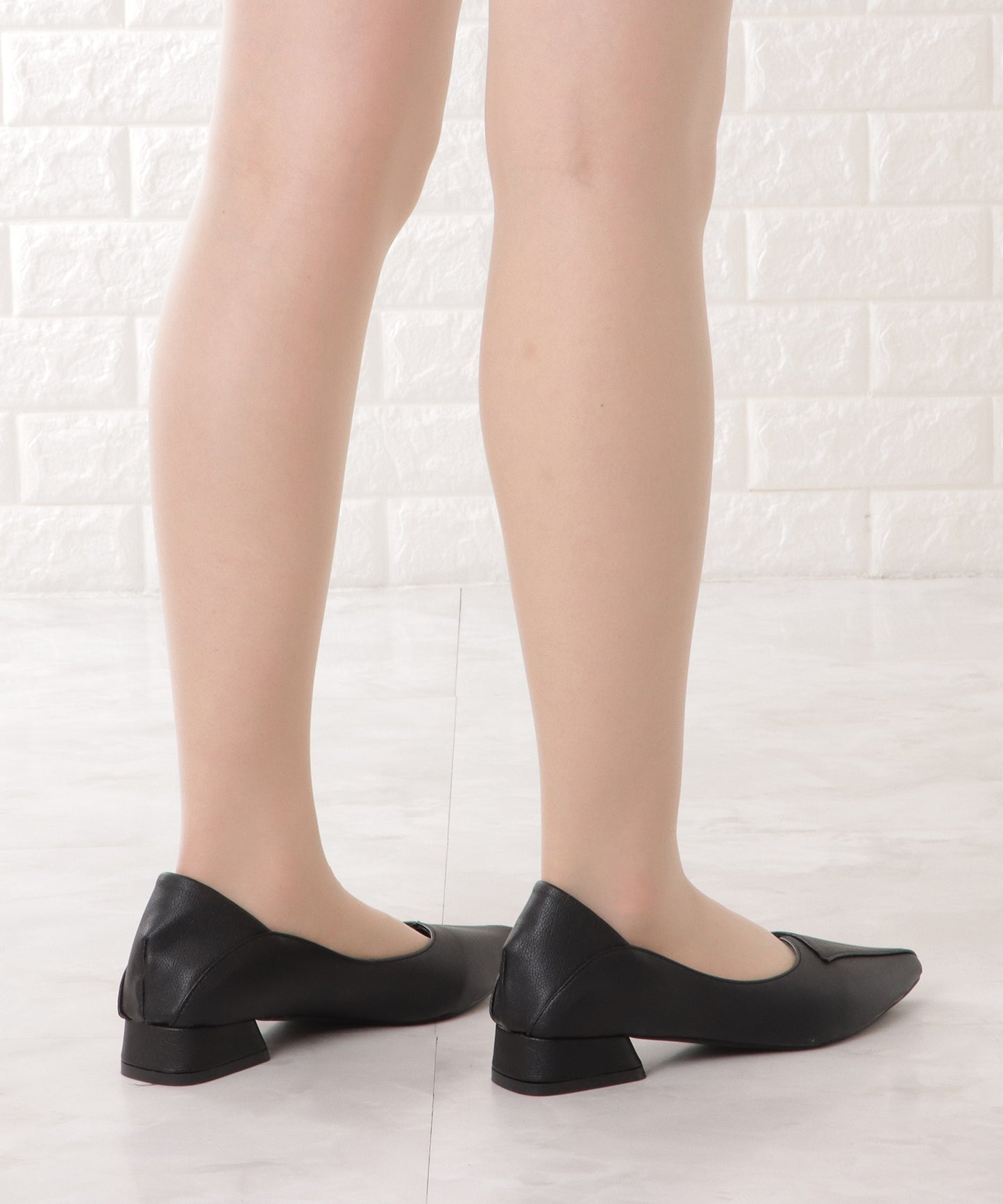 レザー調レイヤードローヒールパンプス
