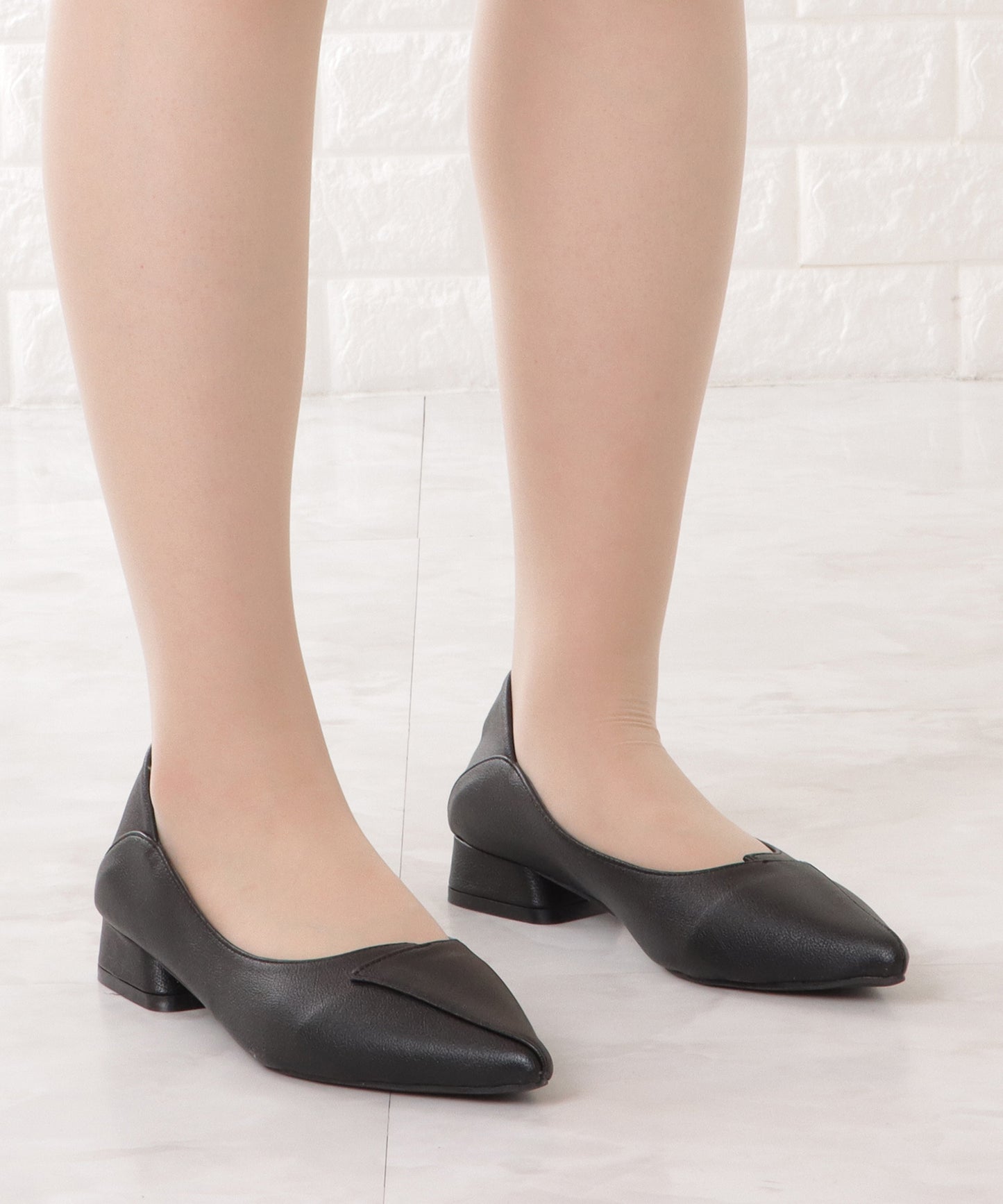 レザー調レイヤードローヒールパンプス