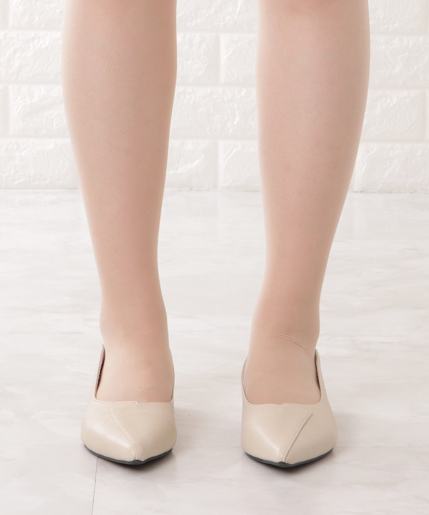 レザー調レイヤードローヒールパンプス