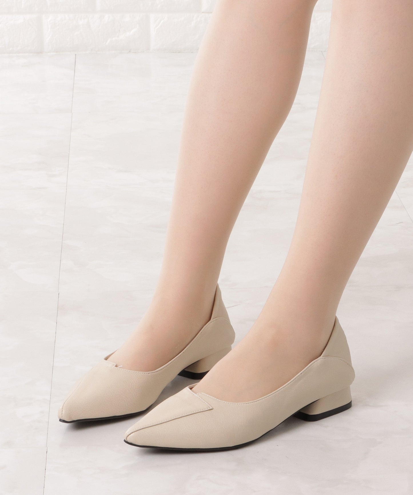 レザー調レイヤードローヒールパンプス