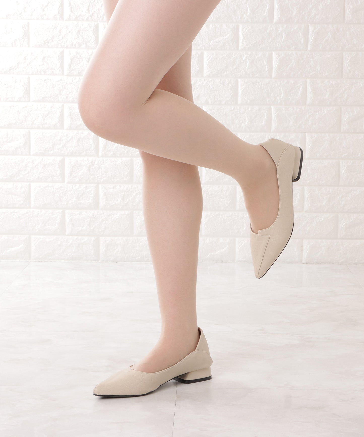 レザー調レイヤードローヒールパンプス