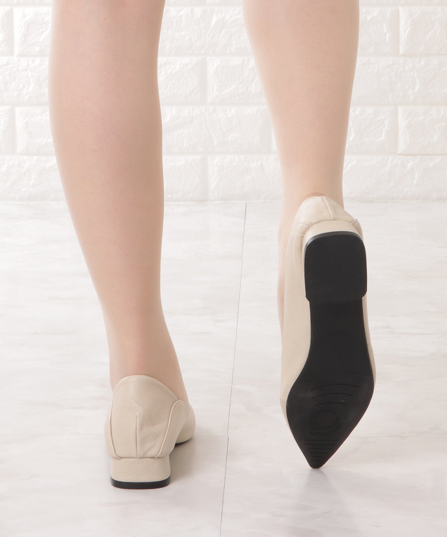 レザー調レイヤードローヒールパンプス