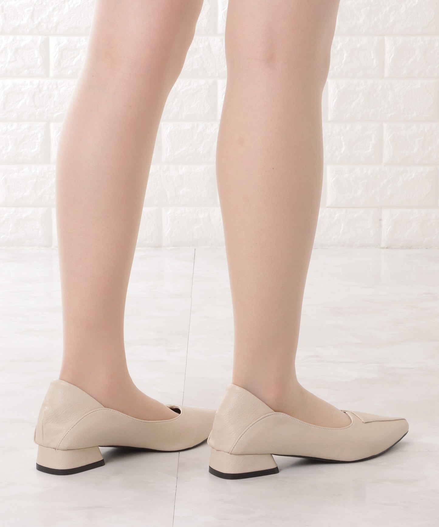 レザー調レイヤードローヒールパンプス