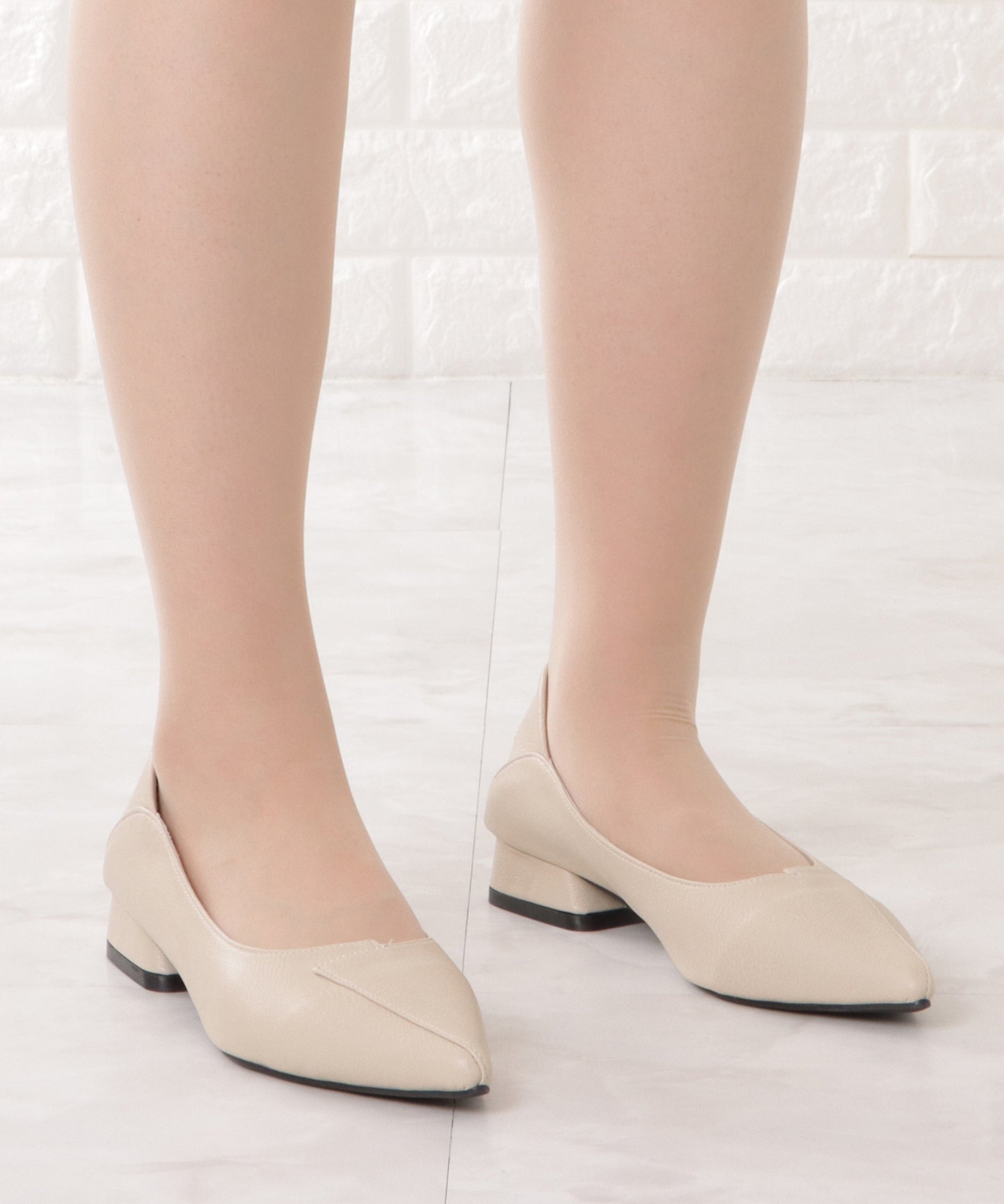 レザー調レイヤードローヒールパンプス