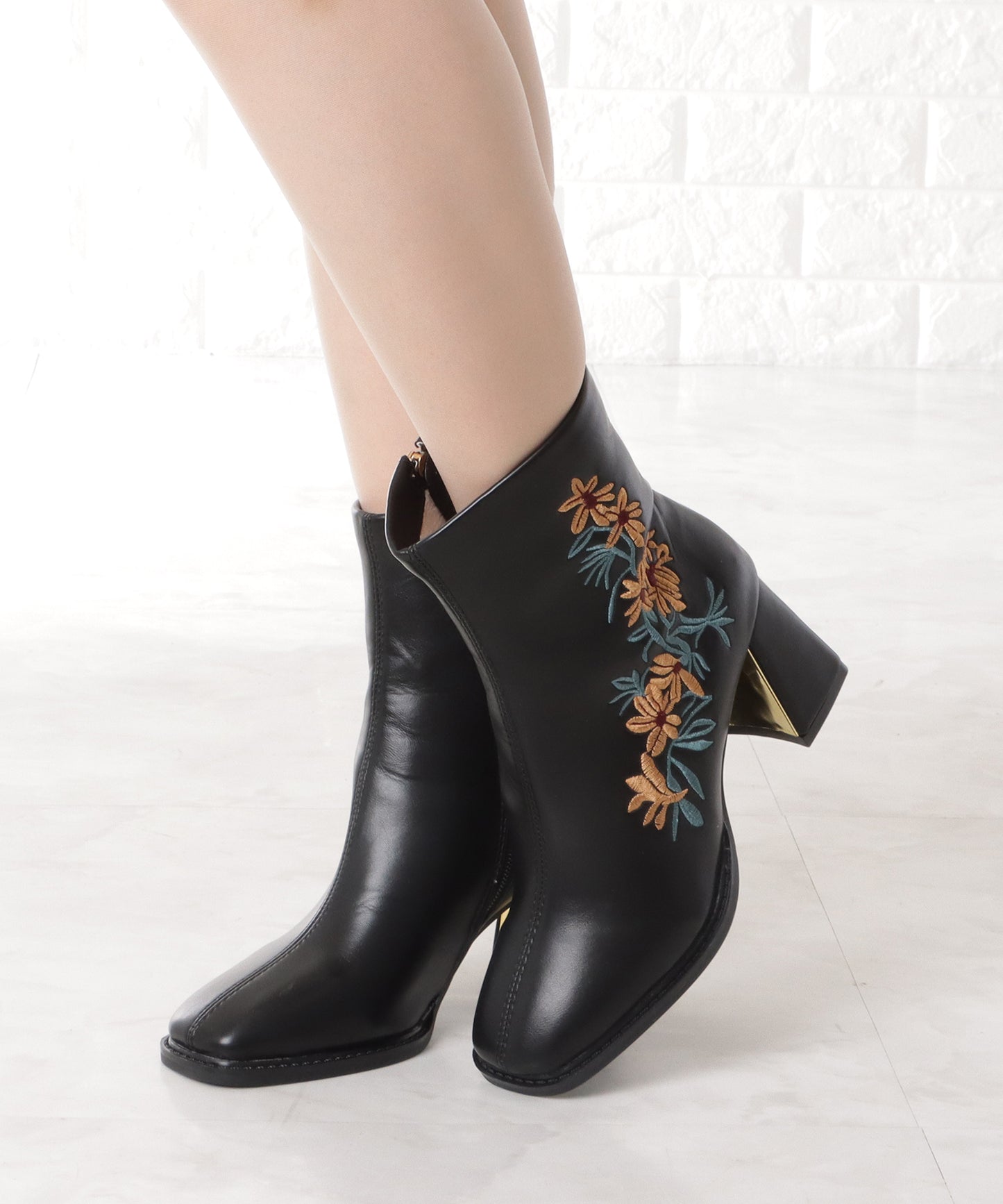 花柄刺繍チャンキーショートブーツ