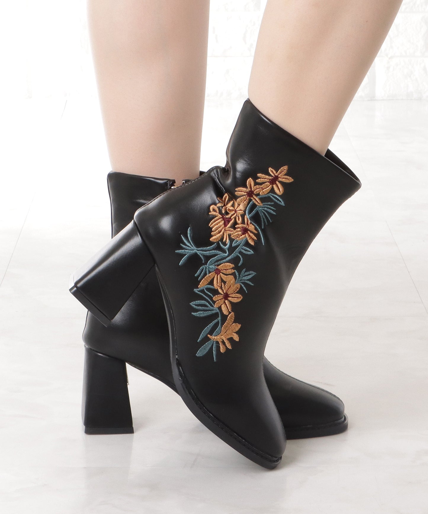 花柄刺繍チャンキーショートブーツ