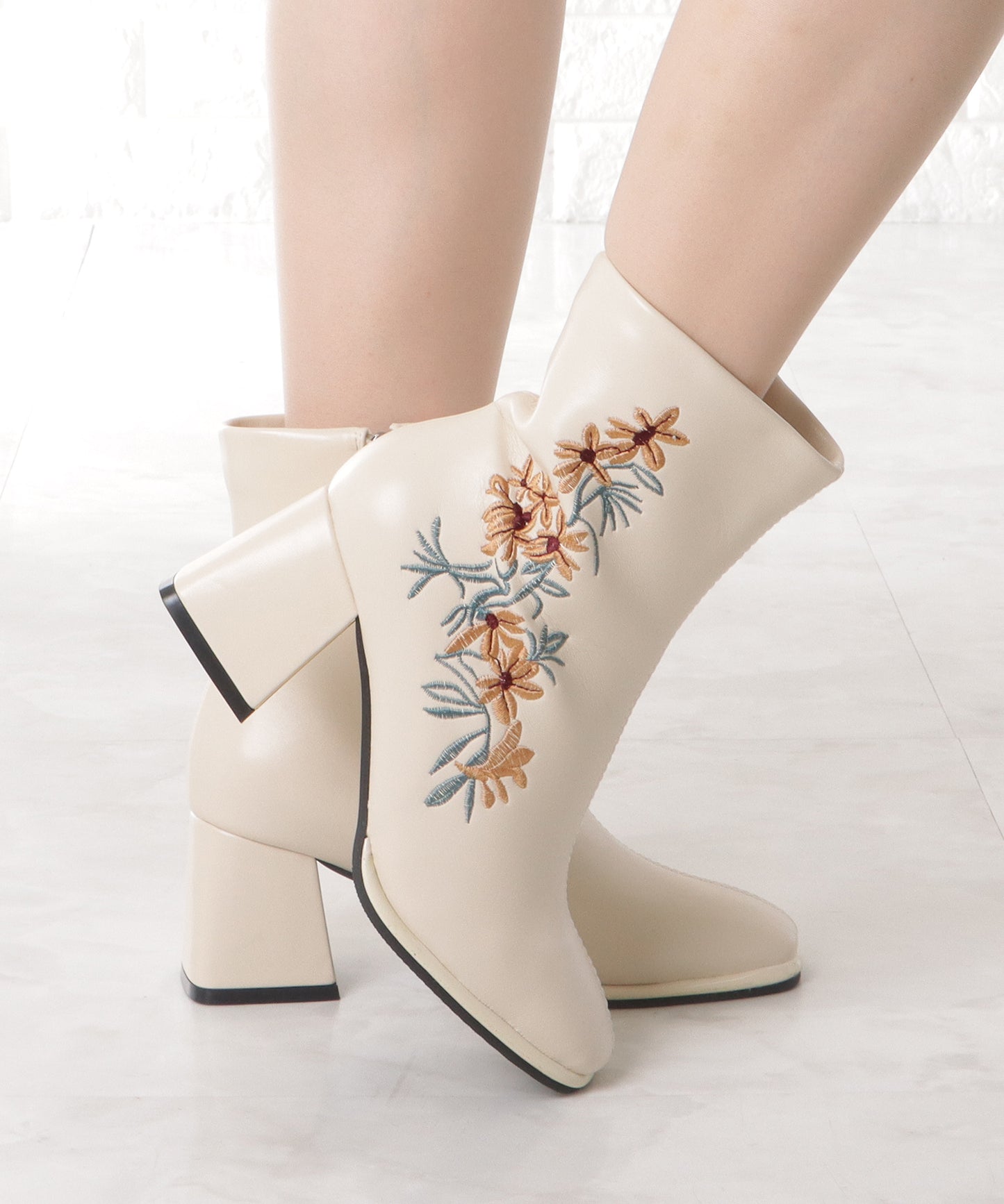 花柄刺繍チャンキーショートブーツ