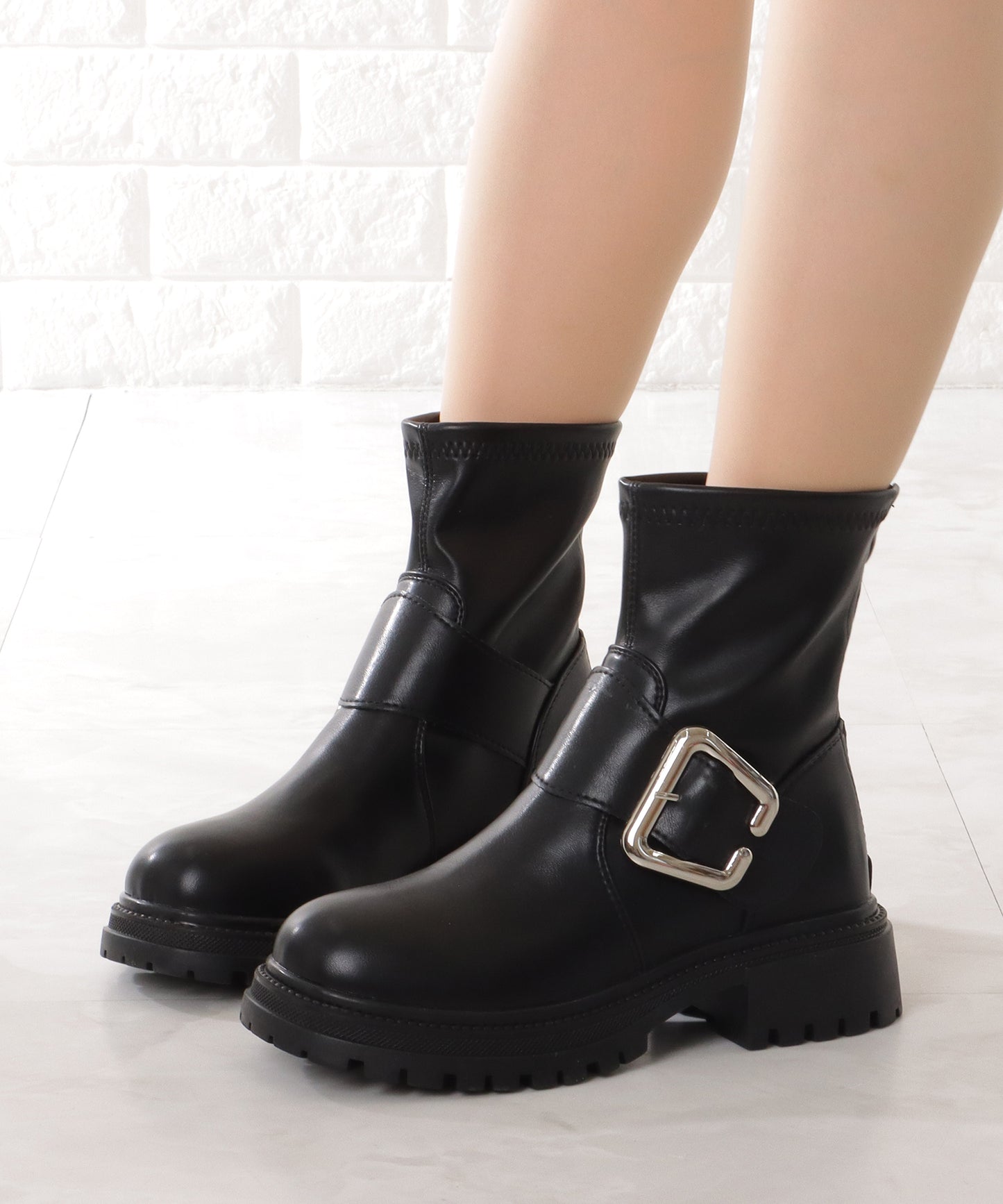 レザー調ビッグバックル付きトラックショートブーツ