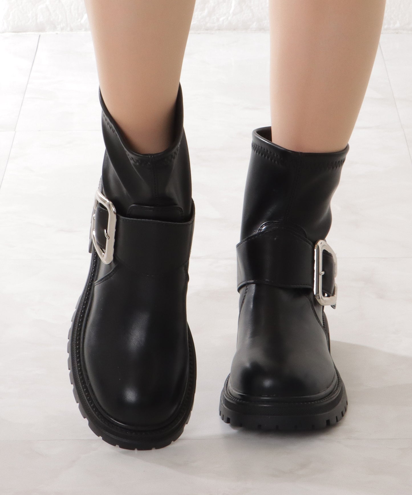 レザー調ビッグバックル付きトラックショートブーツ