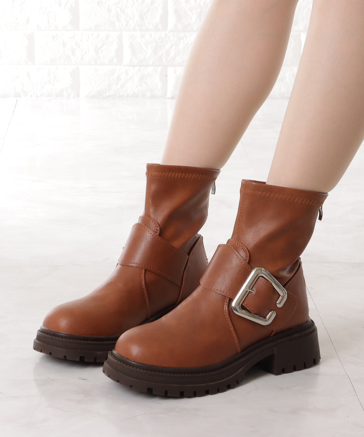 レザー調ビッグバックル付きトラックショートブーツ