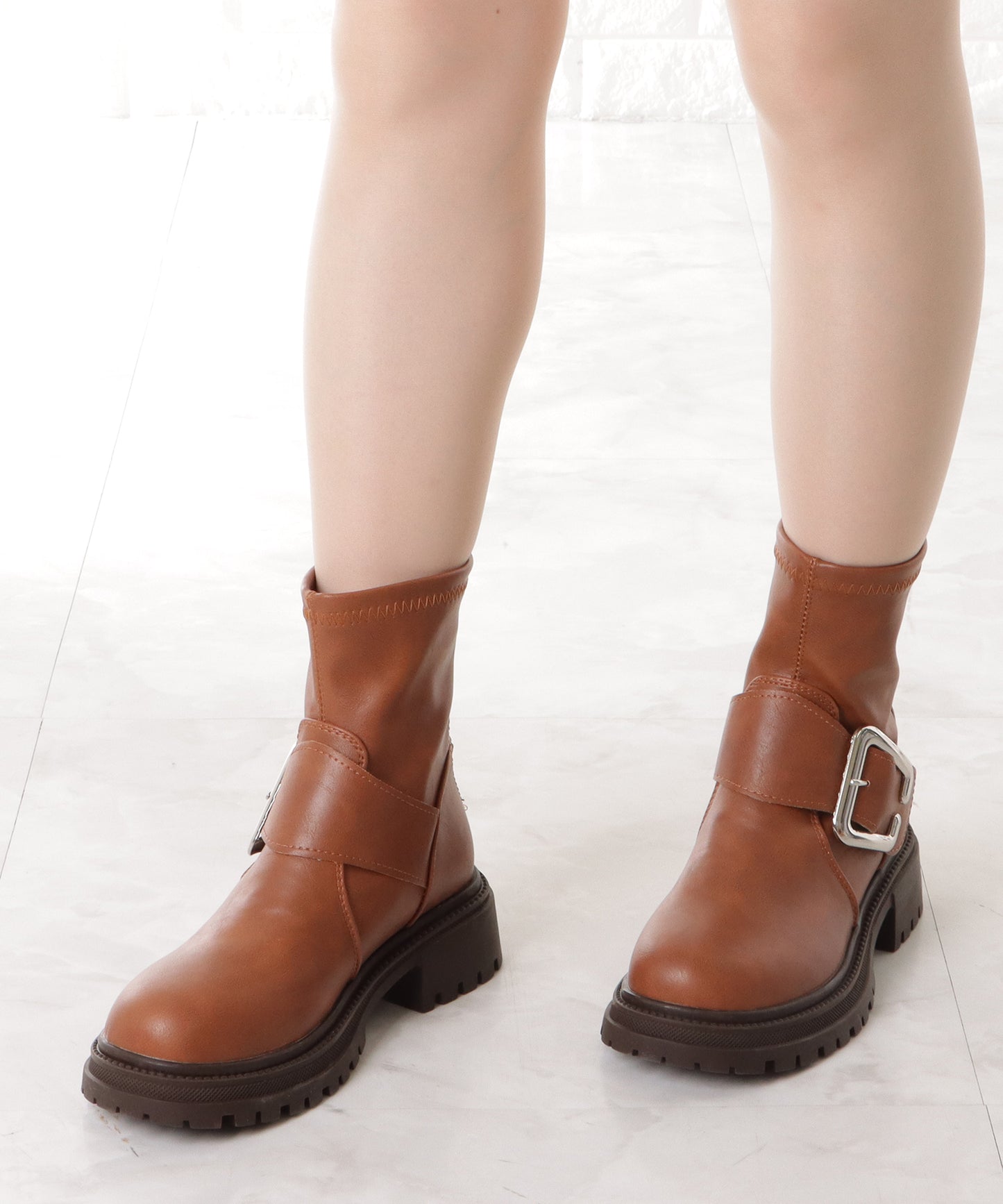 レザー調ビッグバックル付きトラックショートブーツ
